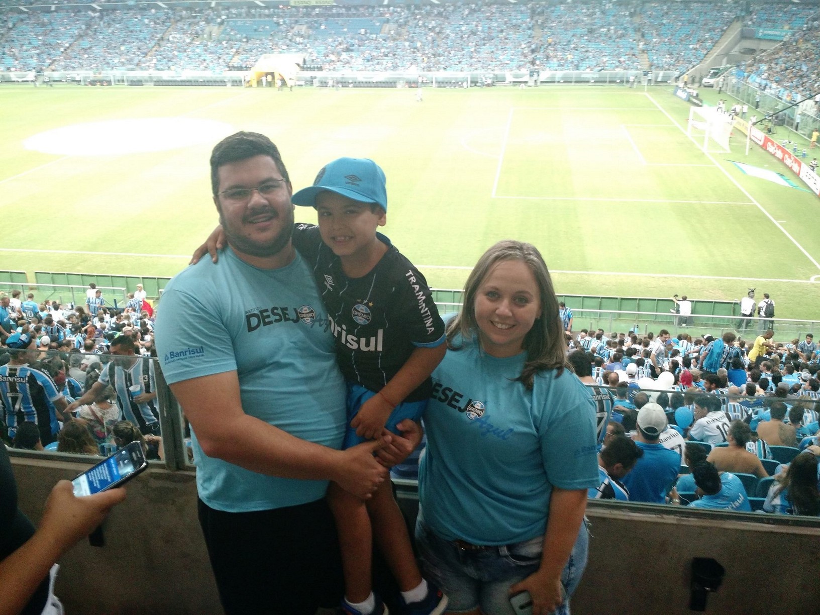 João Pedro faz tratamento na AACD. Depois de ganhar a sua camiseta seu desejo era conhecer a Arena e ver de perto o Tricolor jogar. E o dia chegou em grande estilo pois João Pedro fez sua estreia no clássico Grenal com quase 50 mil pessoas! Tudo isso foi possivel graças aos voluntários Tayomara Oliveira e Bruno Pospichil.