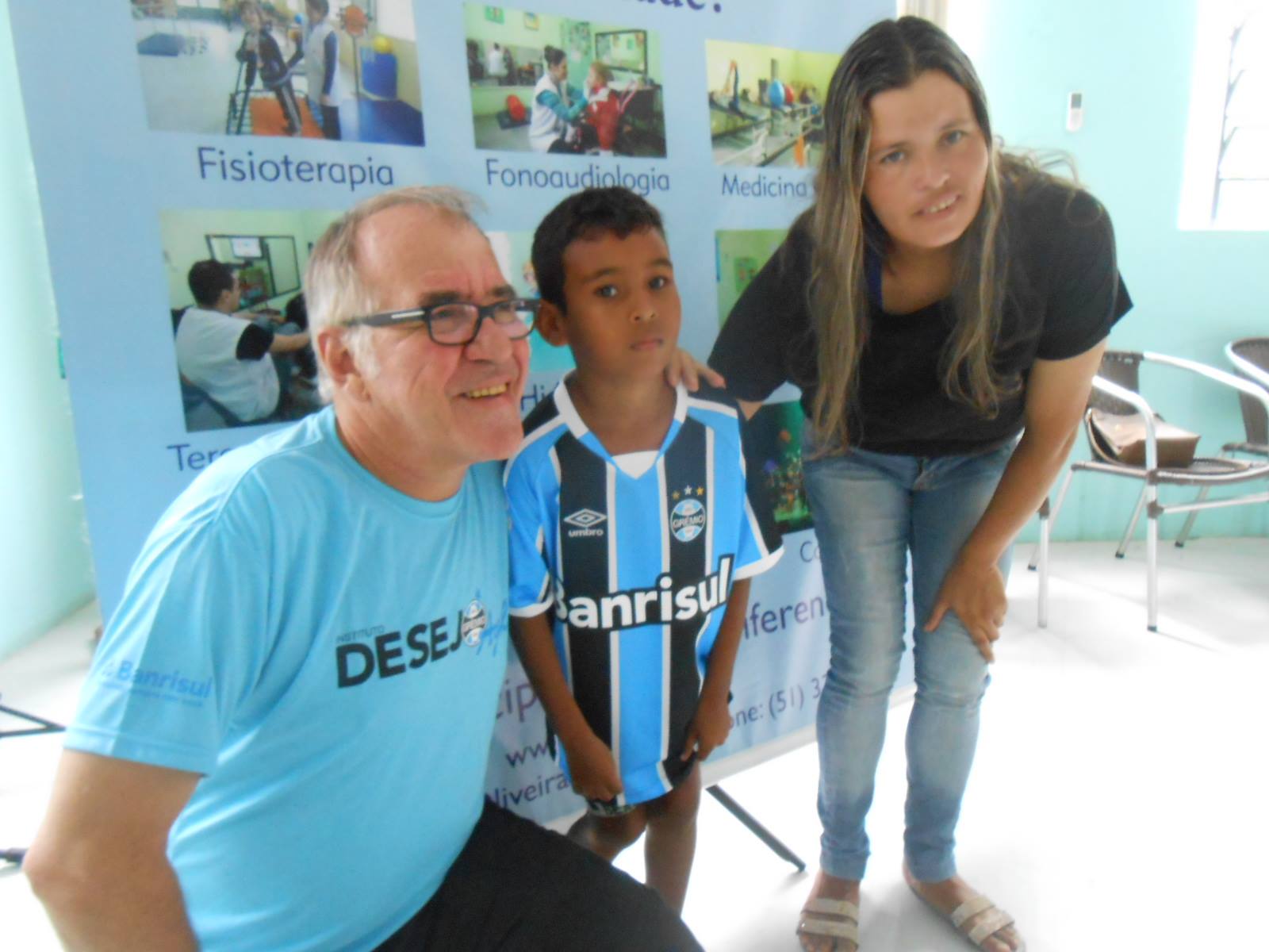 Luiz Antonio faz tratamento na CEREPAL. Seu desejo era ganhar uma camiseta nova do Grëmio. Com a colaboraçao do voluntário Fernando Di Primio levamos a camiseta para o menino que ä noite foi na Arena e viu o Tricolor aplicar uma goleada e de camiseta nova! É pé-quente esse menino!