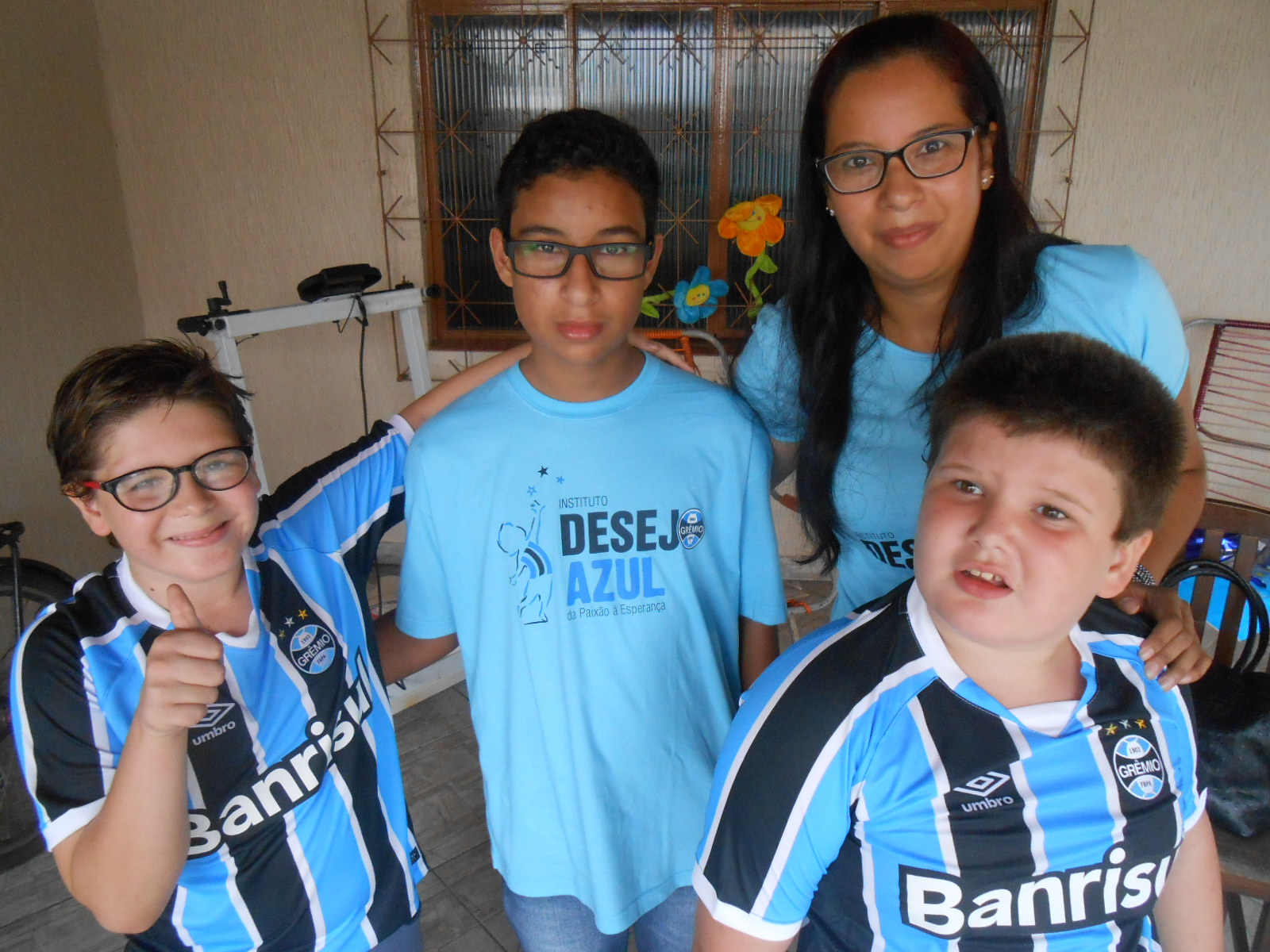 Desta vez a ação foi em dose dupla. O dia foi especialmente azul para os irmãos Aurã e Kauvã que fazem tratamento no Instituto Pestalozzi em Canoas. Eles ganharam com a colaboração dos voluntários Cristiane Godinho e seu filho João Vitor Godinho de Moura as camisetas do Grêmio personalizadas com seus nomes.