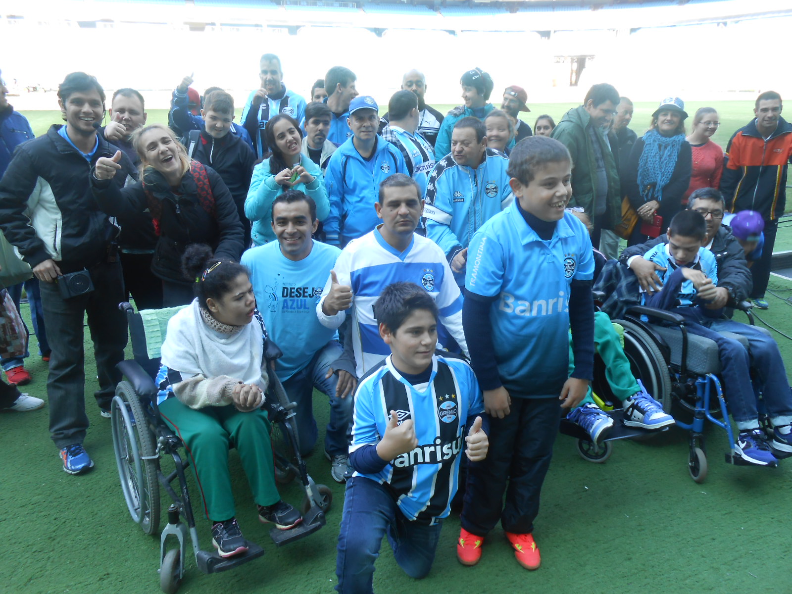 No dia 28/04 realizamos mais uma visita emocionante das crianças do Desejo Azul na Arena. Desta vez contamos com a presença total da APAE de Estância Velha, crianças da Kinder e da AACD, bem como a participação do voluntário Maicon Bastos Fink.