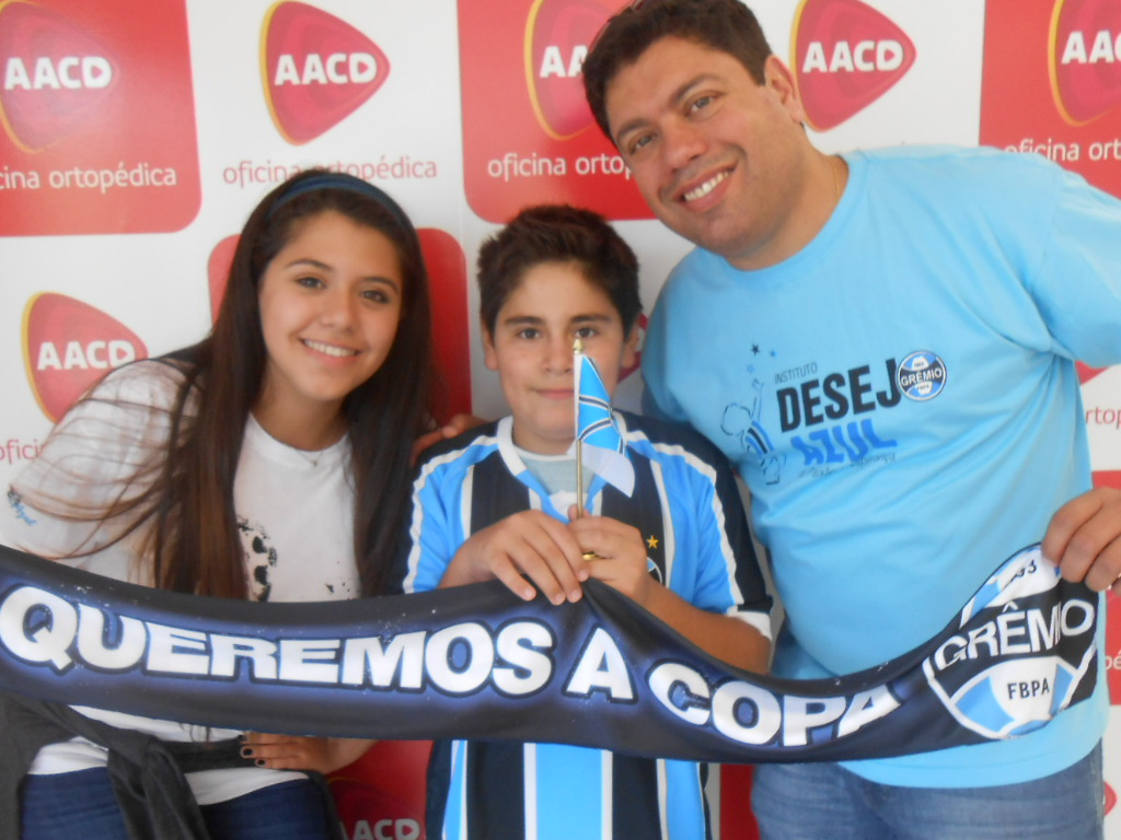 Samuel e sua mãe estavam muito emocionados. Não era para menos, pois estavam esperando ansiosos a camiseta oficial do Grêmio personalizada com seu nome. E ela chegou com mais alguns outros presentes azuis oferecidos pelos voluntários Sérgio Bombassaro e sua filha Rafaela Bombassaro. Agora torcendo na recuperação total do querido Samuel e pelo Grêmio na Libertadores.