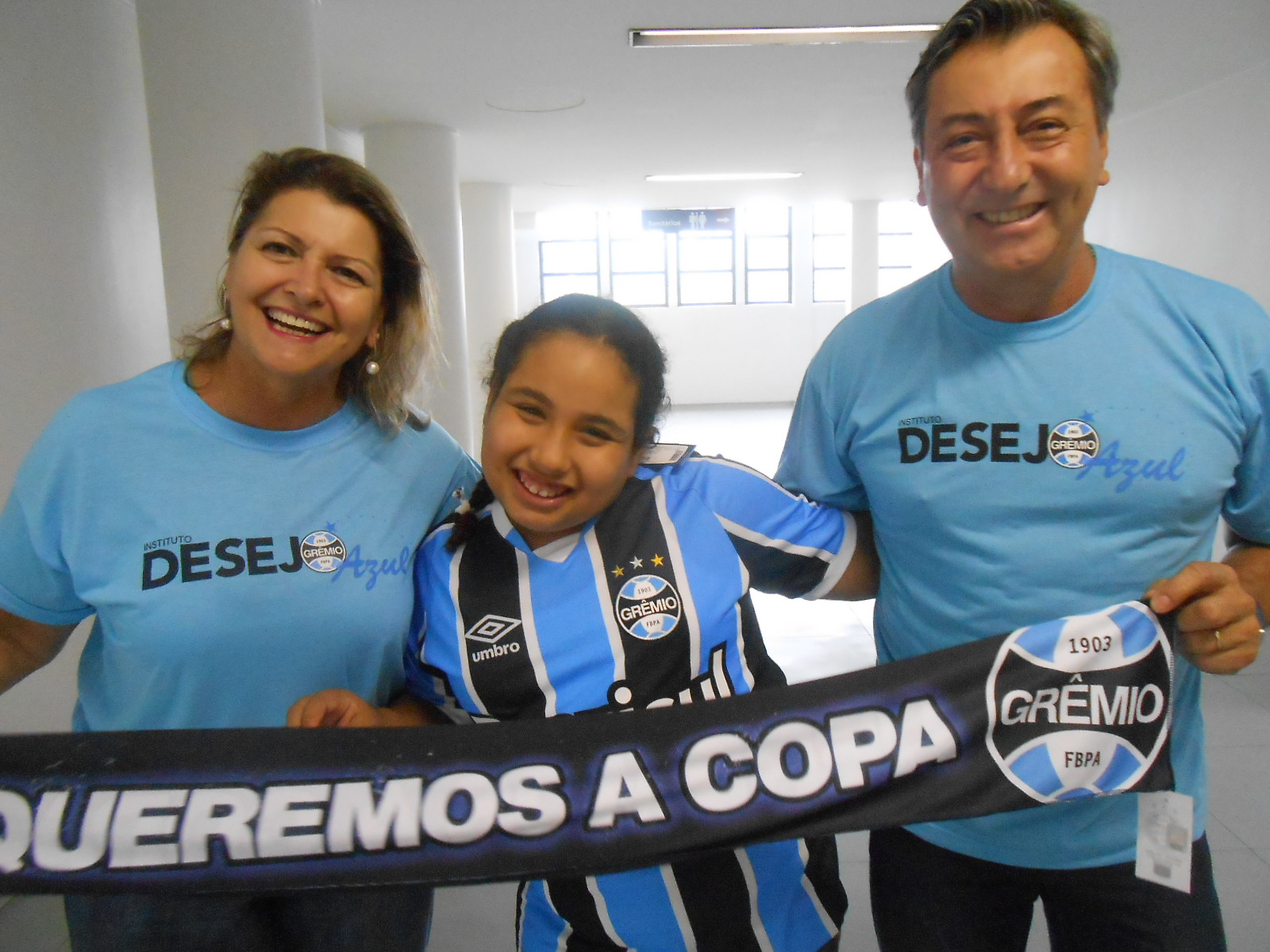 Maria Eduarda, a Duda é uma super gremista. A menina faz tratamento no Hospital São Lucas da PUC, e desejava uma camiseta oficial do Grêmio. Ganhou com a colaboração especial do casal Elisabet Boito e Juarez Lima. Depois da camiseta a menina quer a Copa assim como toda a torcida tricolor.