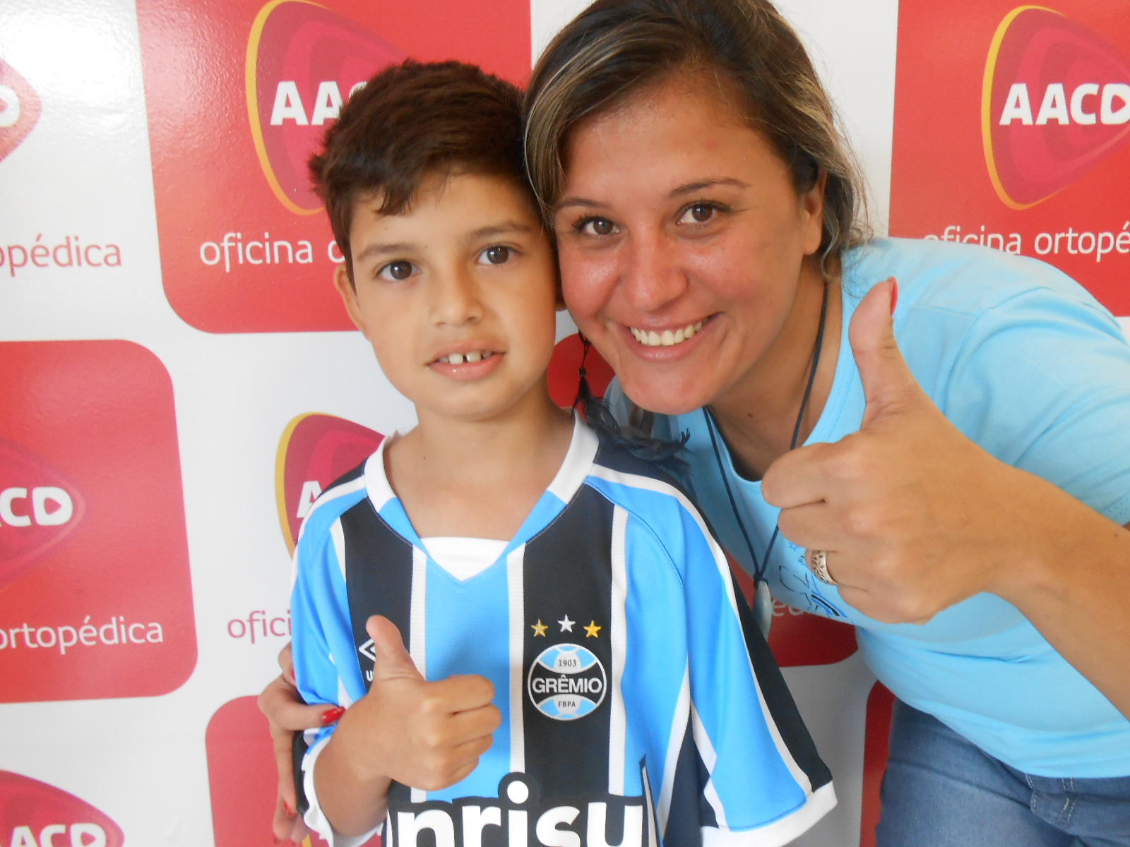 Yuri tem 8 anos e faz tratamento na AACD. De tanto perseverar a cada dia que passa este gremista tem melhoras na sua saúde. Yuri ganhou sua camiseta do Grêmio personalizada da voluntária Lisandra Garcia e vibrou no gol do Ramiro na vitória contra o Toluca vestindo seu presente azul.