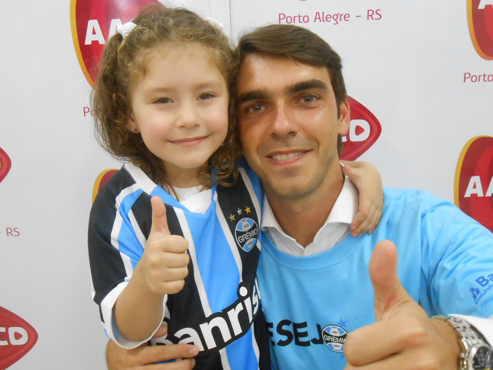 Kássia tem 3 anos e faz tratamento na AACD. É uma graça de menina. Uma gremista querida, afetuosa, simpatica e que adora o tricolor. Kássia teve seu desejo atendido e ganhou sua camiseta personalizada do voluntário Marcos Fischer da Costa