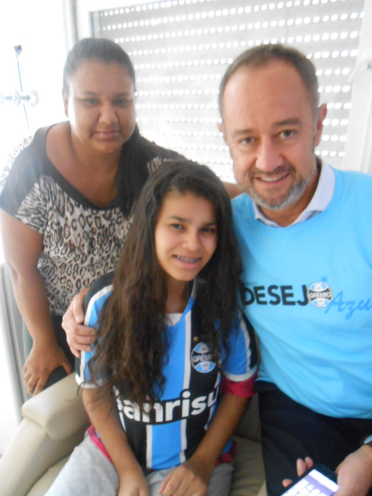 Thais faz tratamento no Instituto de Cardiologia. A menina tem coração e alma forte e vai sair vencedora. Assim como o seu Grêmio que nunca se dá por vencido. Thais ganhou sua camiseta personalizada do voluntário Mário Macedo.