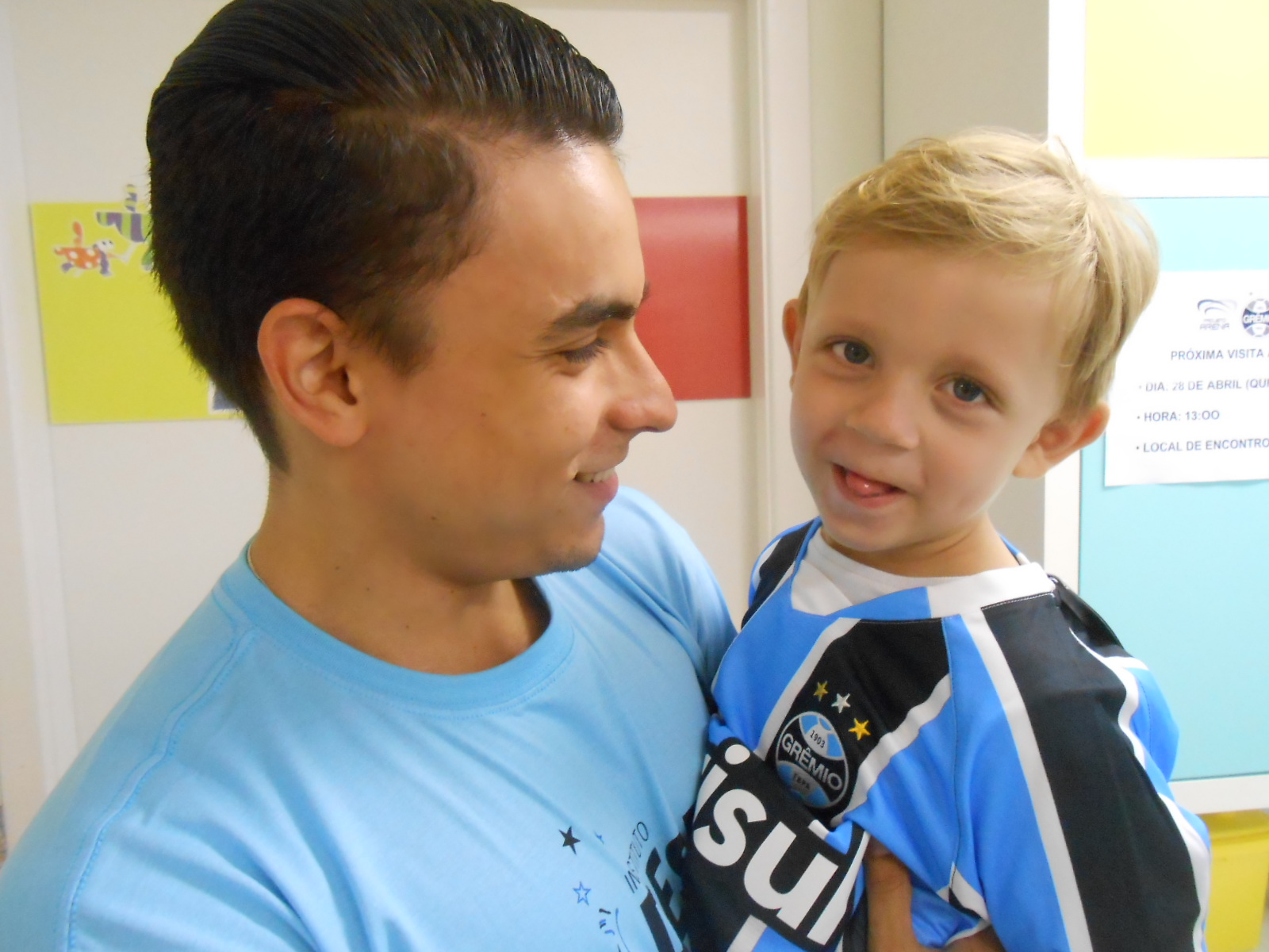 Nicollas faz tratamento no Hospital Conceição. Está praticamente curado depois de um longo tratamento. Agora esse gremista vai brincar muito e torcer pelo Tricolor com a camiseta que ganhou do voluntário Renan Sardi Mielke.