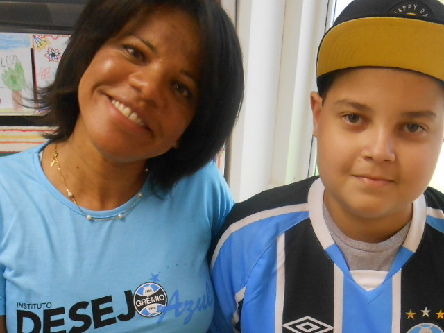 Depois de golear dentro de campo, o Tricolor goleou fora dele. E quem foi o grande goleador do dia foi o Wesley que faz tratamento no Hospital Conceição. O menino queria uma camiseta oficial personalizada com seu nome e ganhou este e mais alguns presentes da voluntária Gabriela Andrade.