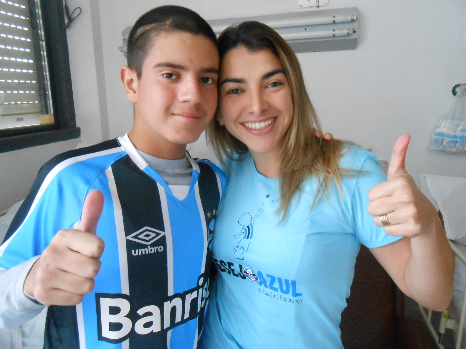 Matheus faz tratamento no Hospital São Lucas da PUC. É um bravo guerreiro este menino. Um forte que assim como o Grêmio diante das adversidades cresce e supera qualquer obstáculo. Matheus ganhou sua camiseta oficial do Grêmio personalizada com seu nome da voluntária Sandra Basso de Lima.