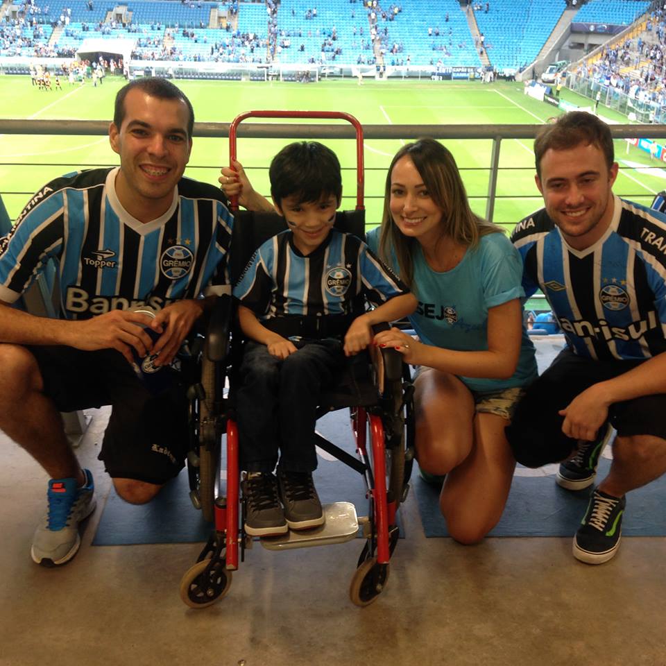 Cauã não conhecia a Arena. Nunca tinha ido ver o seu Tricolor jogar nesse templo do futebol. Até chegar o d de hoje pois o menino Cauã foi ver o empate do Grêmio na Arena com o Juventude graças aos voluntários Manoela Ferreira e Carlos Pasqualotto.