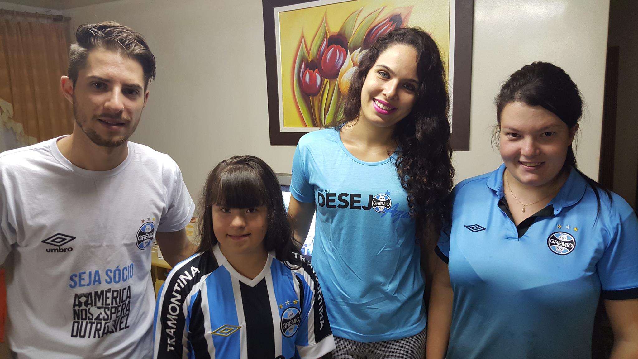 Mélany mora em Ibiaça, norte do Rio Grande do Sul. Seu desejo era ganhar uma camiseta do Tricolor Imortal . E com a colaboração do consulado daquela cidade na figura de Paulo Henrique Santini e da voluntária Alessandra Carra entregamos este presentão para a querida Mélany.Mélany mora em Ibiaça, norte do Rio Grande do Sul. Seu desejo era ganhar uma camiseta do Tricolor Imortal . E com a colaboração do consulado daquela cidade na figura de Paulo Henrique Santini e da voluntária Alessandra Carra entregamos este presentão para a querida Mélany.