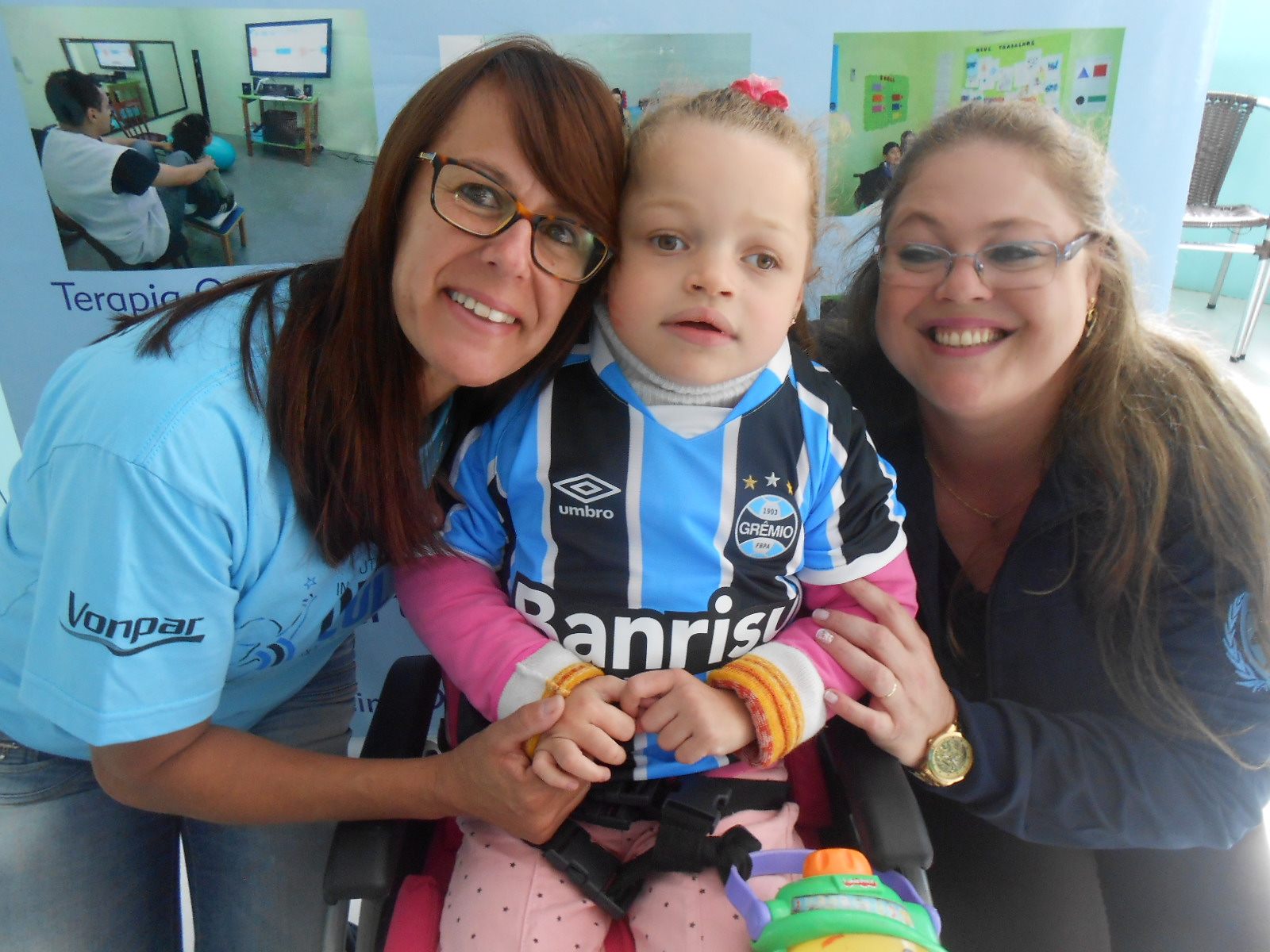 Ana Catarina , a Aninha ,tem 5 anos e faz tratamento na CEREPAL. É uma linda gremista que tinha como desejo ganhar sua camiseta do Tricolor. E com a colaboração da voluntária Lúcia Iara Corrêa Pinheiro levamos até á menina o manto gremista personalizado com seu nome.