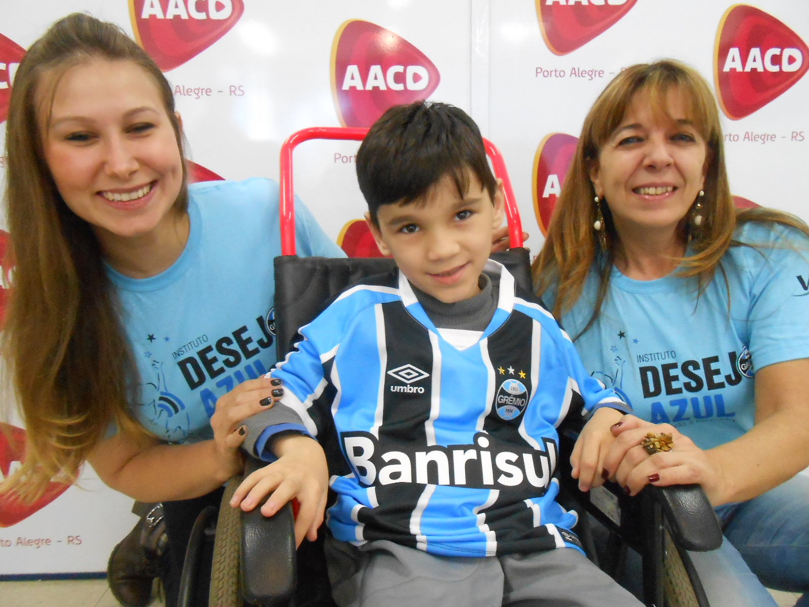 O Cauã é tão gremista e querido que a ação que realizamos contou com duas voluntárias. O menino é um apaixonado pelo Grêmio e seu desejo era ganhar uma camiseta oficial do Tricolor que aconteceu graças a colaboração das voluntária Helen Vargas e Laura Heller.