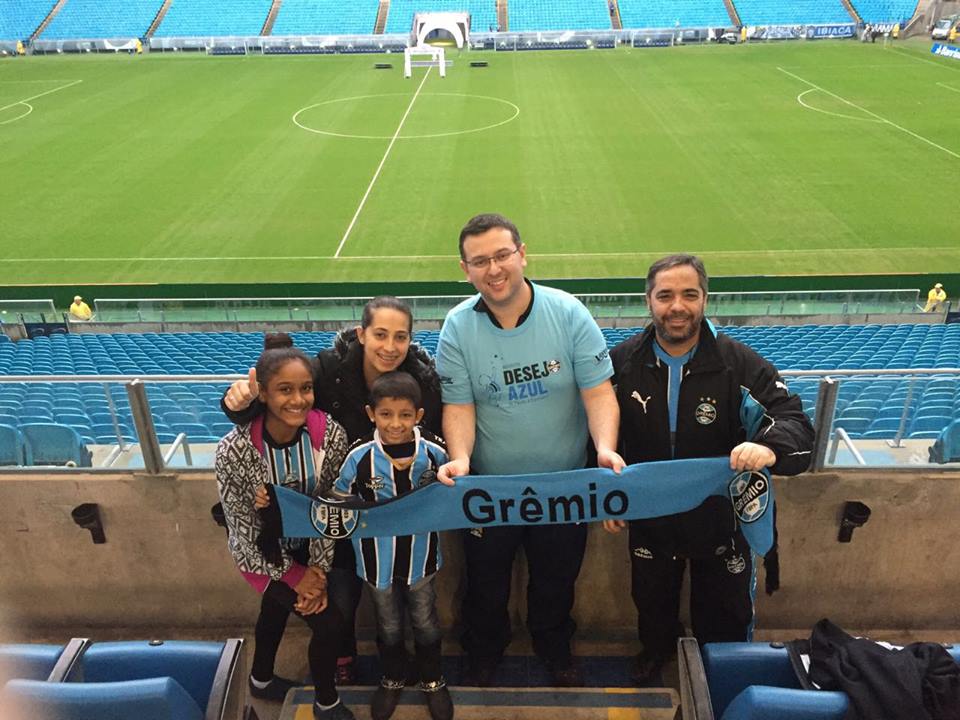 Eduarda não conhecia a Arena muito menos tinha ido assistir uma partida do seu time do coração. E hoje foi o grande dia. Eduarda vibrou muito com a vitória do Grêmio contra o Curitiba e chegar na liderança do Brasileirão graças ao voluntário David Garcia Júnior.