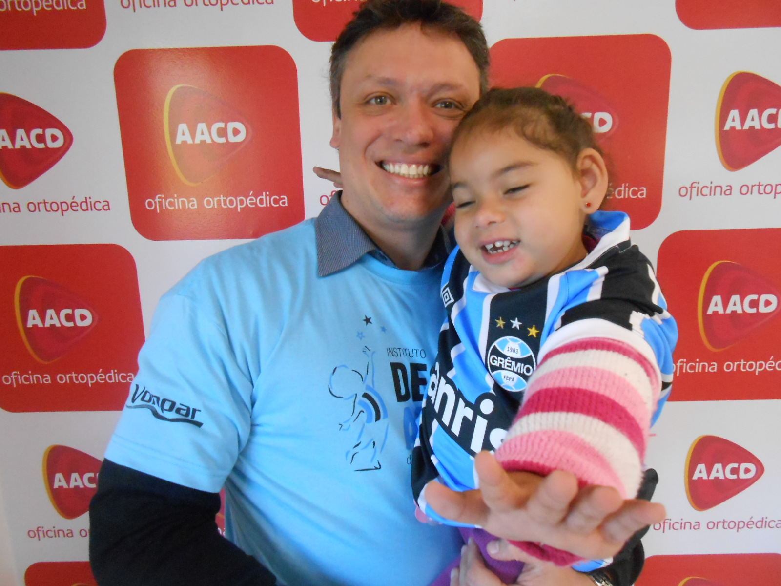 Sthefany faz tratamento na AACD e é uma graça de menina. Querida, simpática, iluminada e ainda por cima gremista. Sthefany queria ganhar sua camiseta do Tricolor algo que foi possivel com a colaboração do voluntária Marcelo Richter.