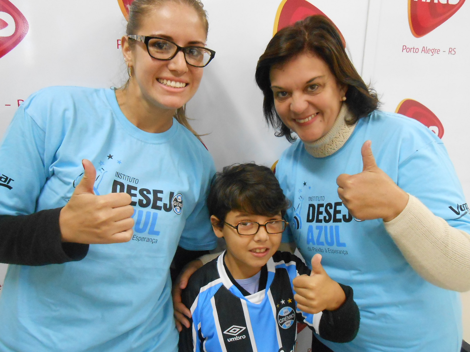 Pedro não cabia de tanta felicidade e alegria. Não era para menos pois chegou o dia de ganhar sua tão sonhada camiseta personalizada do Tricolor. O menino que faz tratamento na AACD vibrava como se fosse um gol de tão feliz que ficou com o seu presente azul. A ação contou com as voluntária Jaqueline de Jaqueline Freitas Feijó e Rafaella Razek Cunha