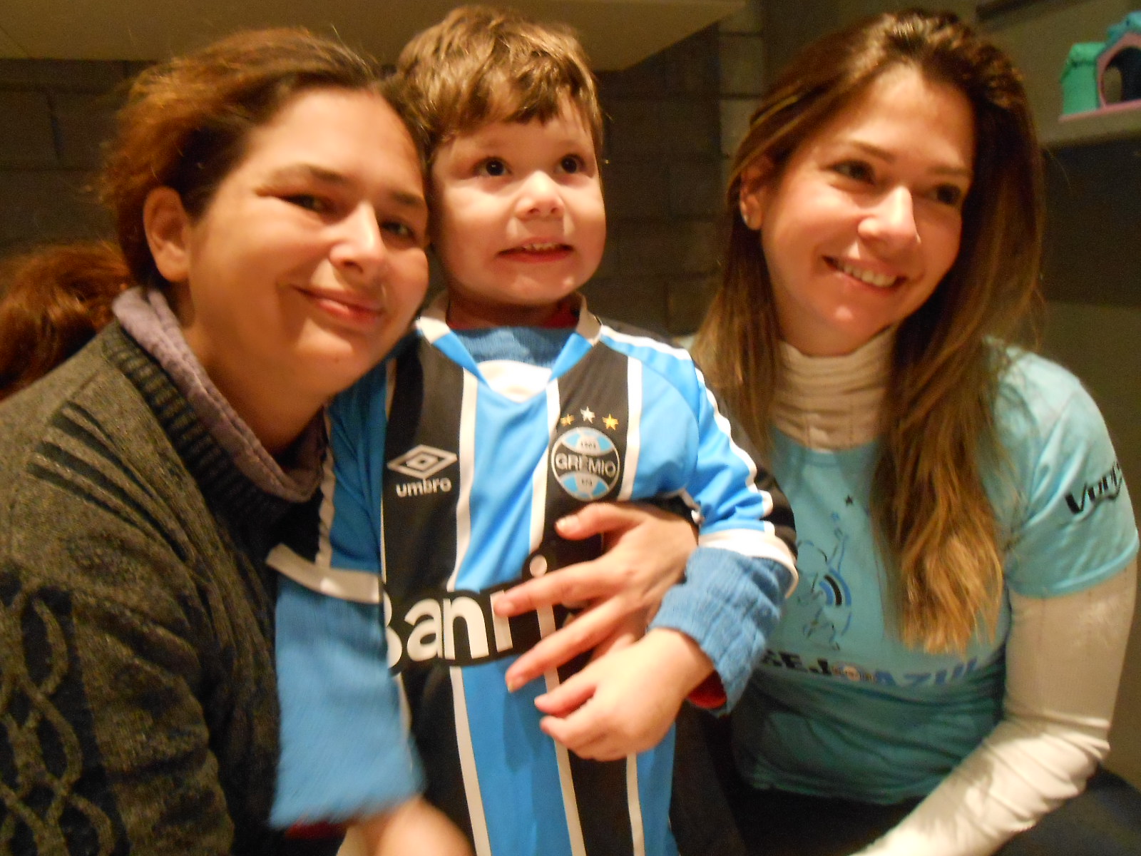 Derek faz tratamento na APAE de Canoas. Seu desejo era ganhar uma camiseta do Grêmio. E quando recebeu o presentão da voluntária Michelle Gantus era só felicidade e alegria. Dá-lhe Derek, muitas vitórias para você o nosso Grêmio.