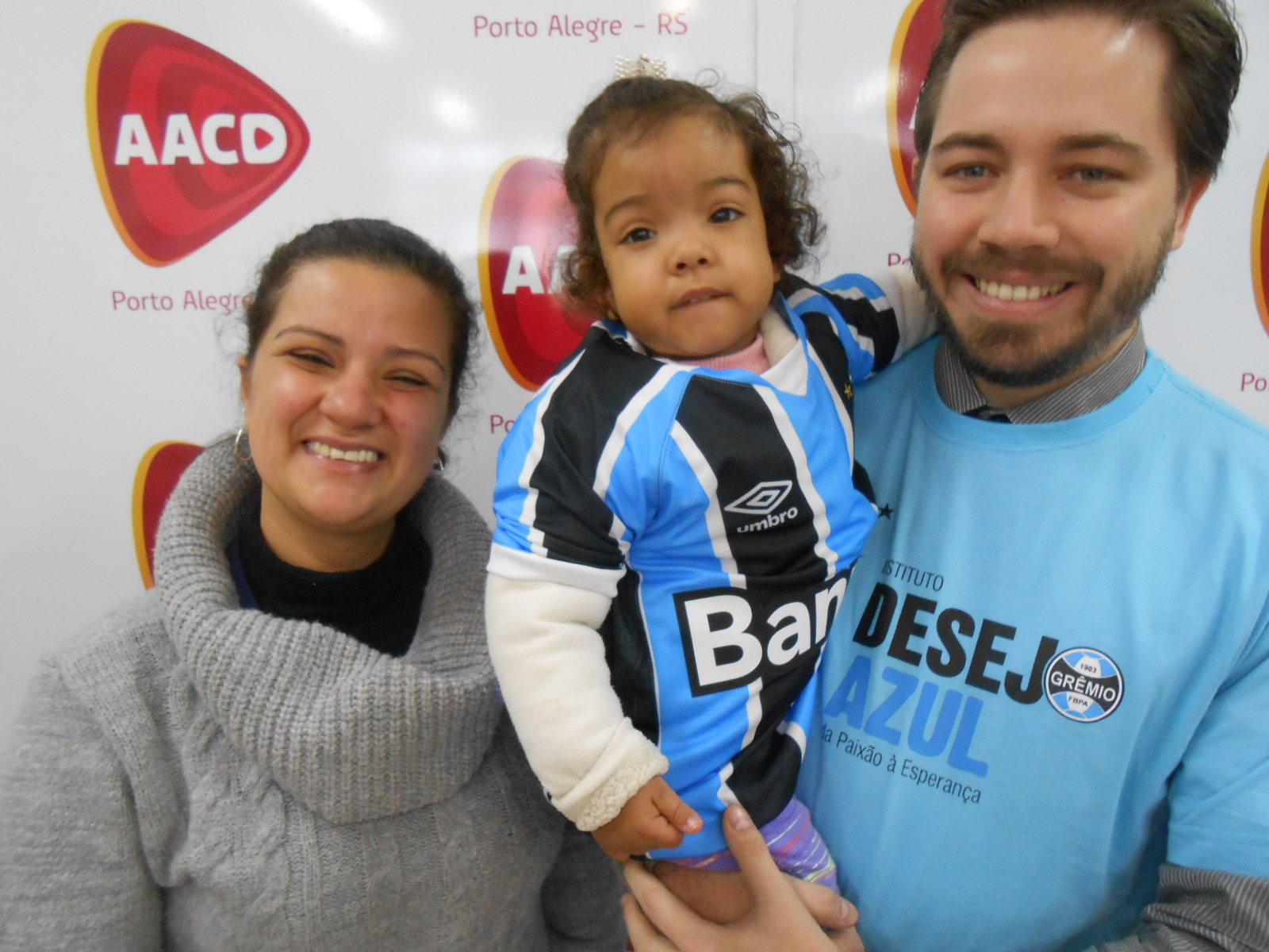 Aninha tem três anos e faz tratamento na AACD. Vem de uma familia toda gremista. E como não poderia deixar de ser também é uma pequena grande gremista. Aninha ganhou sua camiseta do Grêmio personalizada do voluntário Leandro Webster.