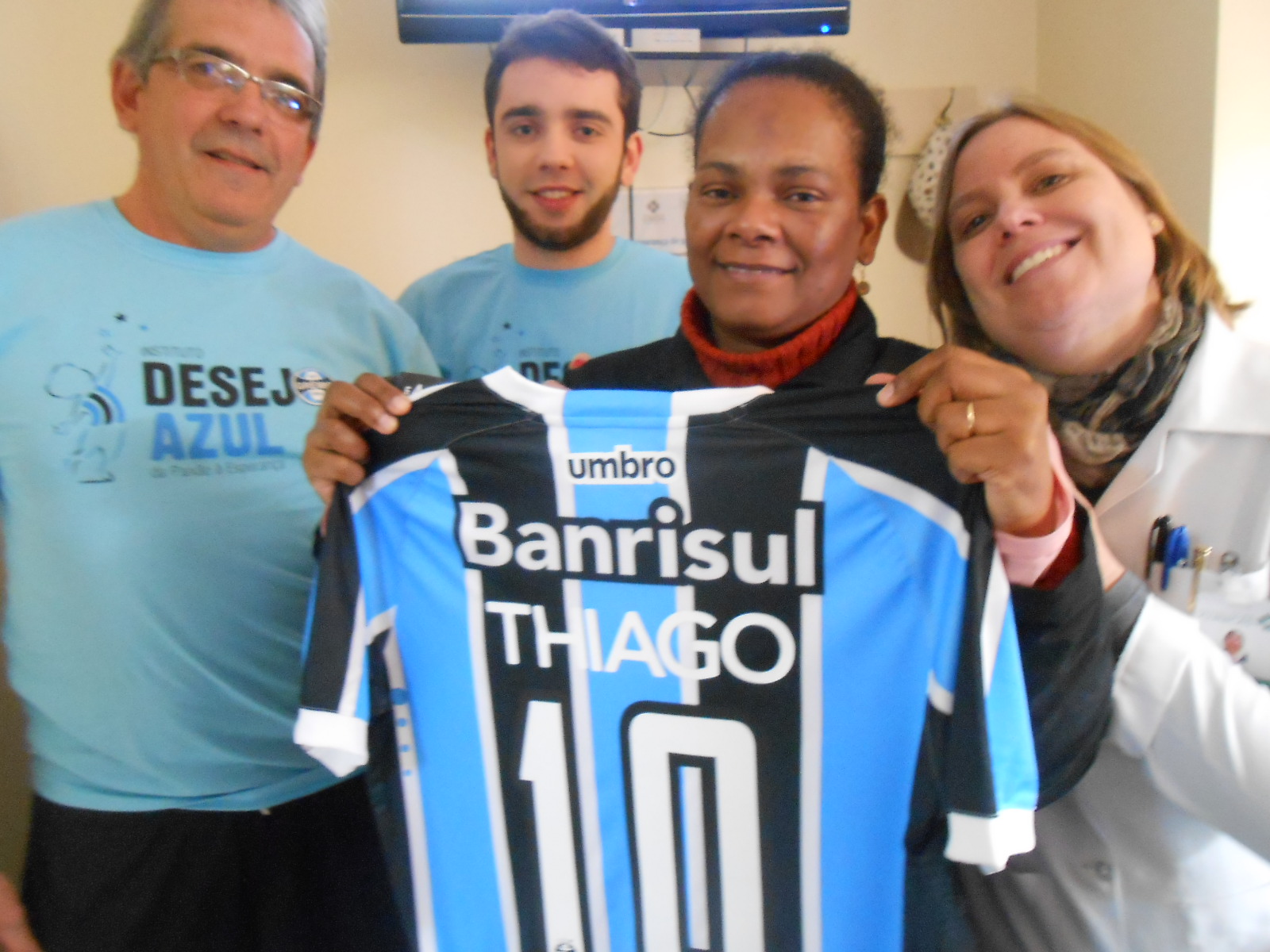 Thiago está fazendo tratamento no Hospital de Clínicas de Porto Alegre. Está passando por um momento delicado mas com muita fé em Deus, dos médicos e profissionais deste competente hospital , seus familiares e com a força da torcida com certeza sairá dessa. Thiago ganhou a camiseta do Grêmio dos voluntários Lucas e Paulo Deniol.