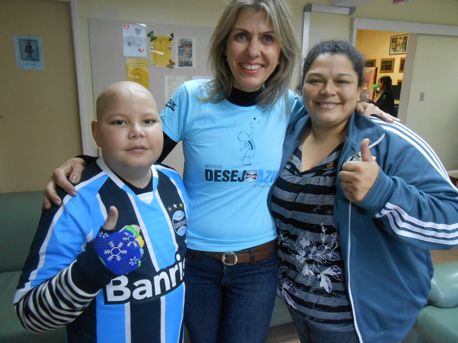 Elias está fazendo tratamento no Hospital de Clínicas. Como é do interior fica hospedado na Casa de Apoio do mesmo hospital. Elias queria ganhar sua camista do Grêmio oficial o que foi possível com a colaboração de voluntária Simone Beatriz Barbosa.