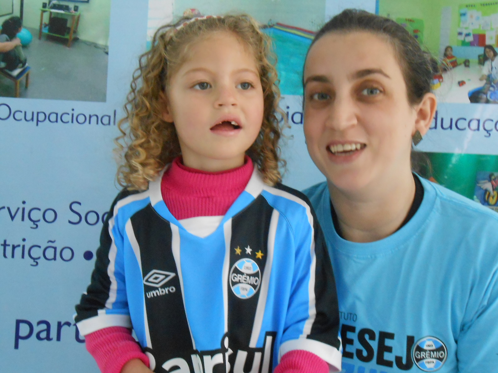 Bárbara faz tratamento na CEREPAL. A menina já estava ansiosa na fila para receber o manto tricolor. E o momento tão esperado chegou quando a voluntária Viviane Fogaça entregou a menina a camiseta do Grêmio personalizada com seu nome.