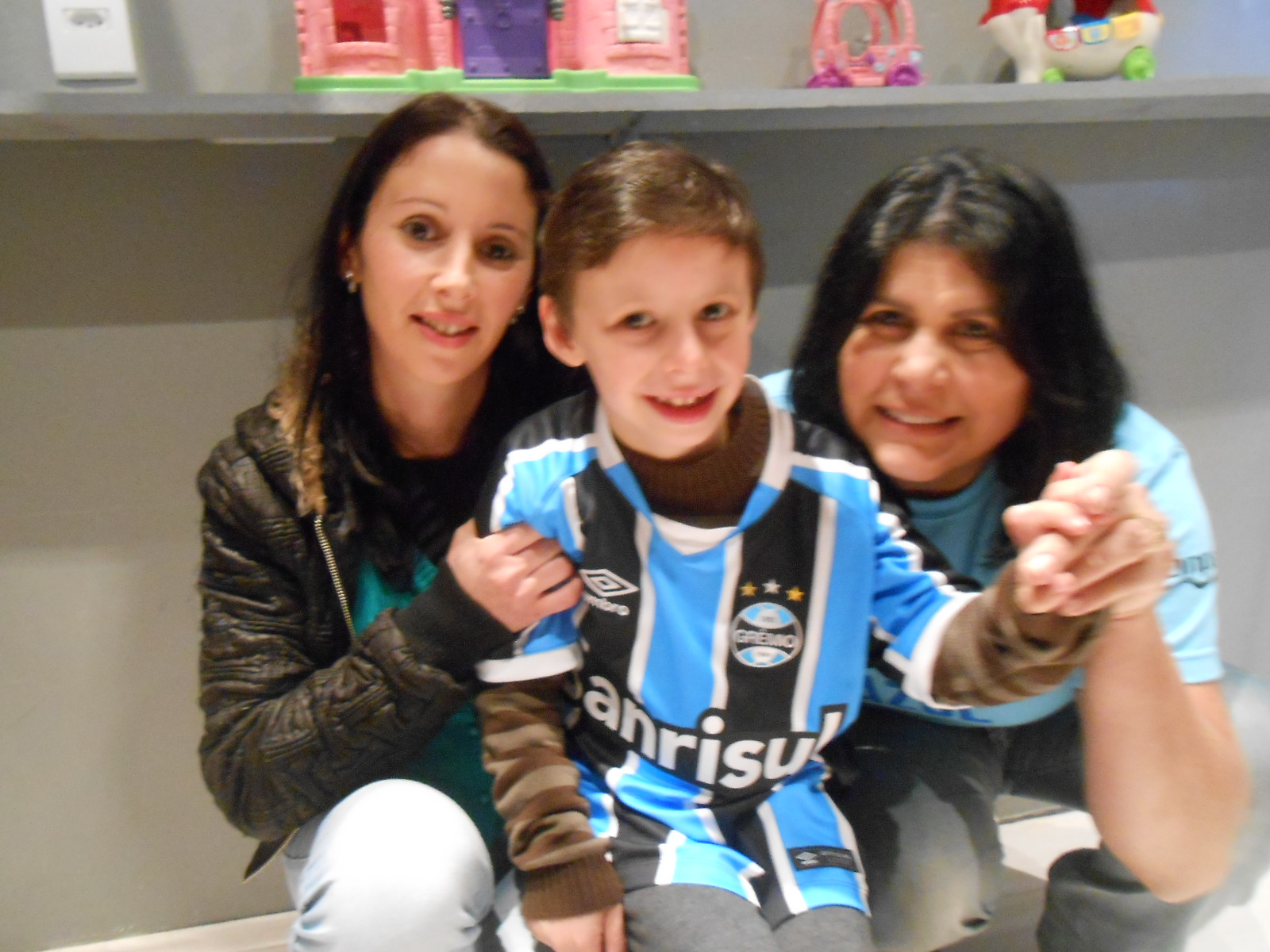 Maurício faz tratamento na APAE de Canoas. Seu desejo era ganhar uma camiseta novinha do seu amado Tricolor. E o desejo se tornou realidade graças a voluntária Liliana Bechstedt. Amanhã Mauricio estára de uniforme novo pronto para mais uma vitória do Grêmio.