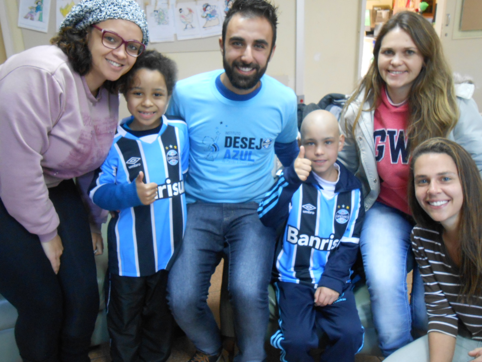 Christian e Stevan fazem tratamento no Hospital de Clínicas e estão hospedados na Casa de Apoio do Instituto do Câncer Infantil. Grandes guerreiros, grandes gremistas que ganharam suas camisetas do Grêmio personalizadas do voluntário Rafael da Rosa.