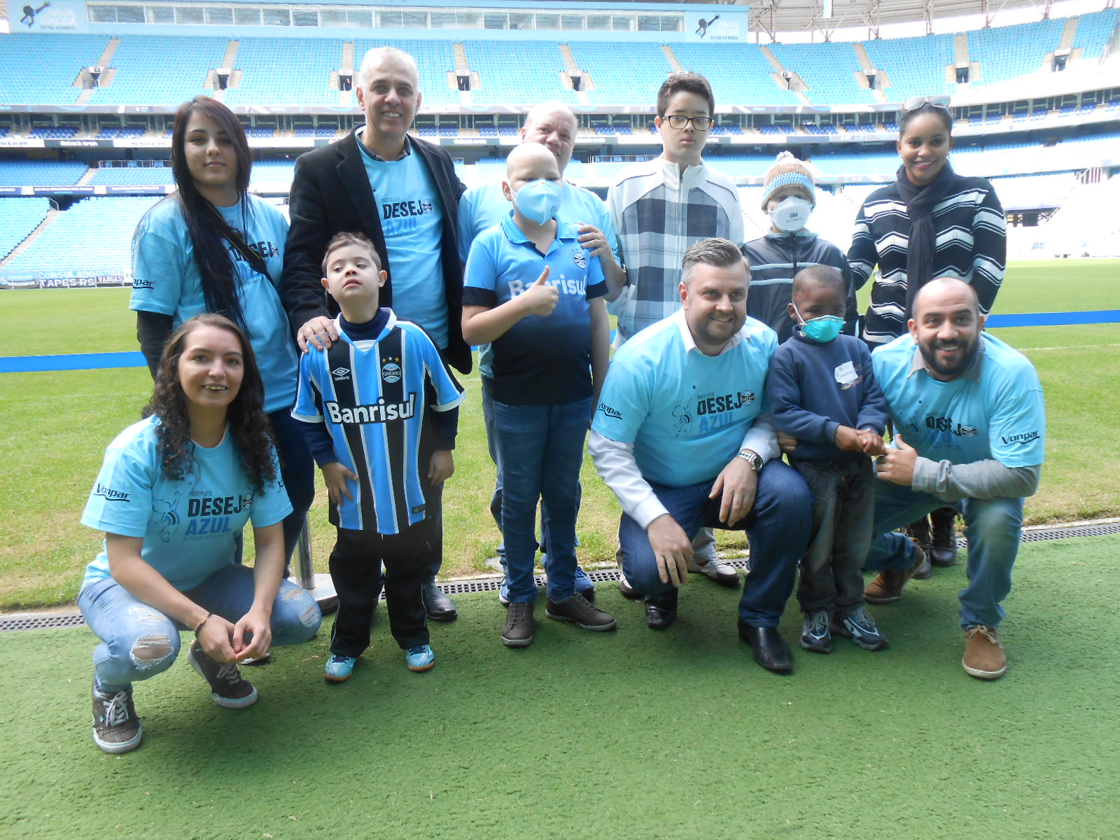 Como sempre realizanos na última quinta-feira de cada mês realizamos mais um tour na Arena com as crianças do Desejo Azul. Desta vez a maior quantidade de crianaças veio da Casa de Apoio do Instituto do Câncer Infantil. Participaçao especial dos voluntários Gilberto Pereira de Souza, Leandro Dalpiaz, Alex , Paulo Pruss, Dana Moraes, Victória e Luciana .