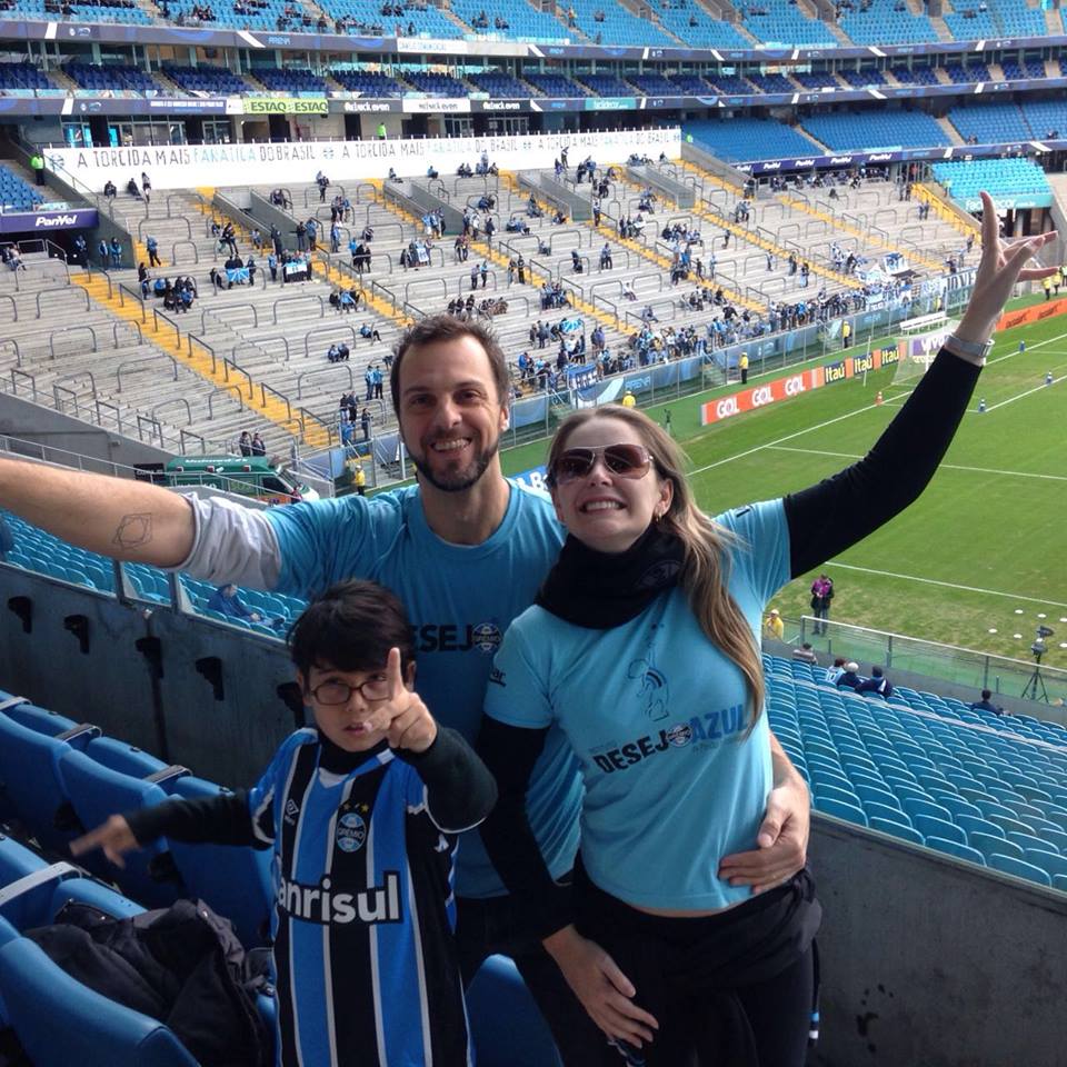 Pedro hoje fez sua estreia na Arena. Foi ver de perto o jogo Grêmio x Ponte Preta. E esperou até o último minuto para para vibrar com mais uma vitória do tricolor no Brasileirão. A ação contou com o querido casal de voluntários Alessander Bellaver e Aldrey Zago Menezes