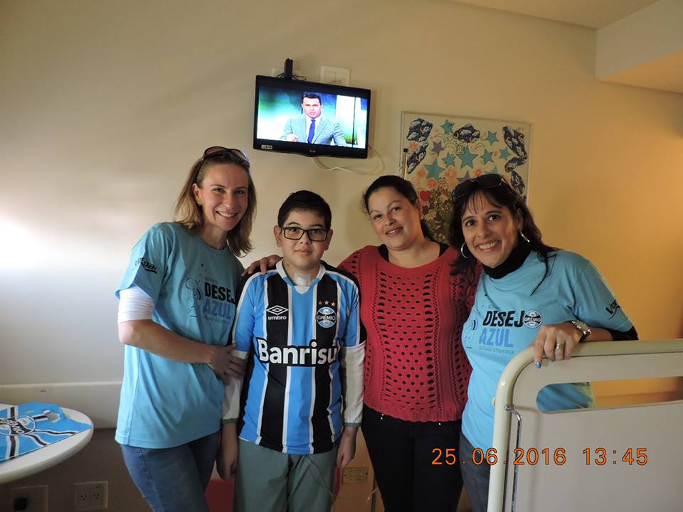 Mais uma vez o Desejo Azul percorre quilometros e mostra que a paixão pelo Grêmio ultrapassa as fronteiras. Isso porque quem ganhou a camiseta do Grêmio e teve seu desejo atendido foi o menino Talles que faz tratamento no Hospital Pediátrico Pequeno Príncipe em Curitiba. A iniciativa contou com a participação decisiva das voluntárias Cristiana Souza e Vivian Bichels Lorenski moradora da capital paranaense.