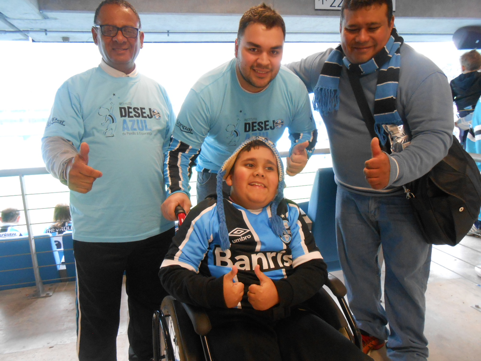 Leonardo e seu pai ainda não tinham assistido o Grêmio jogar na Arena. E o grande dia foi hoje quando com a colaboração dos voluntários Guilherme Gonçalves da Cruz e Luiz Carlos Silva foram ao jogo contra o Figueirense e se emocionaram com a vitória emocionante no final da partida.