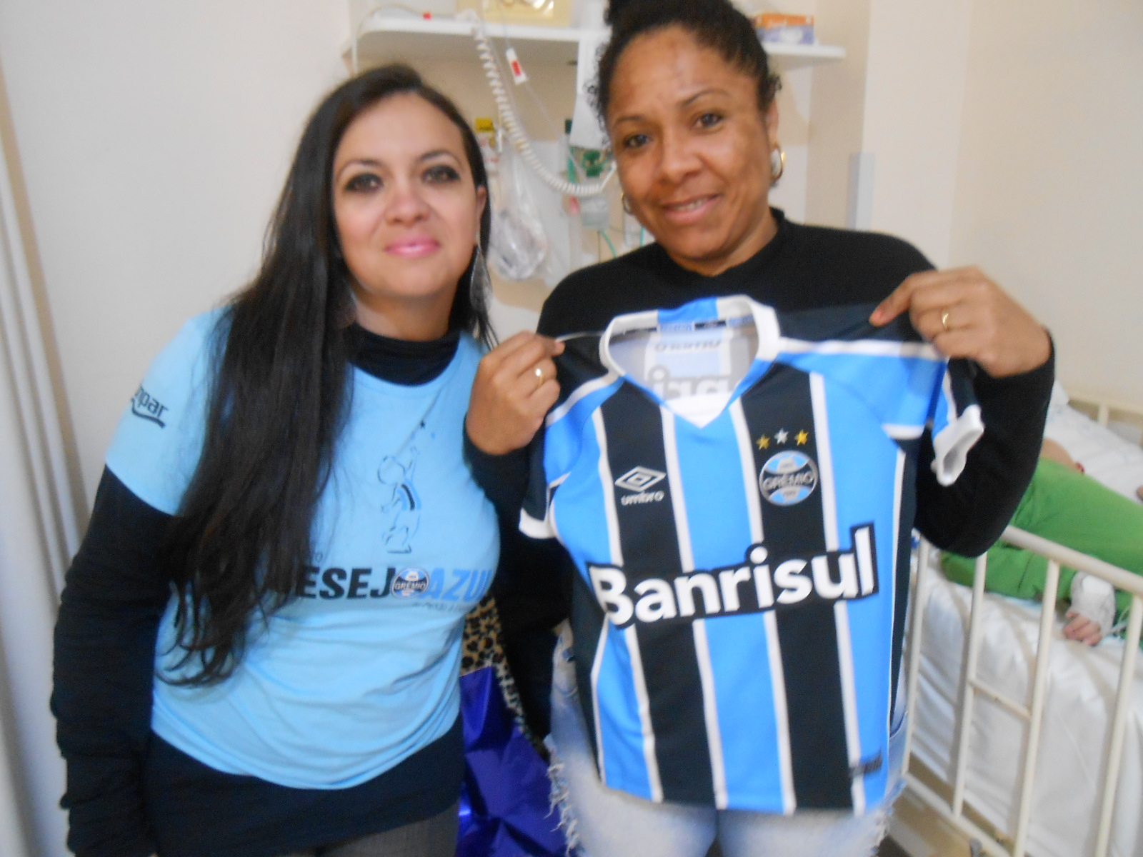 Roger faz tratamento no Hospital São Lucas da PUC. É um gremistão segundo a sua atencioso, simpatica e batalhadora mãe. Roger ganhou sua camiseta com a colaboração da voluntária Adriana Rodrigues.