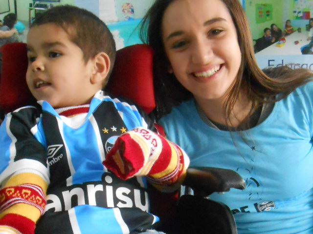 Thiago tem 6 anos e faz tratamento na CEREPAL. Há muito tempo estava ansioso esperando pelo sua camiseta do Grêmio. E hoje o dia chegou. Graças a voluntária Bárbara Belmonte ganhou este presentão azul !