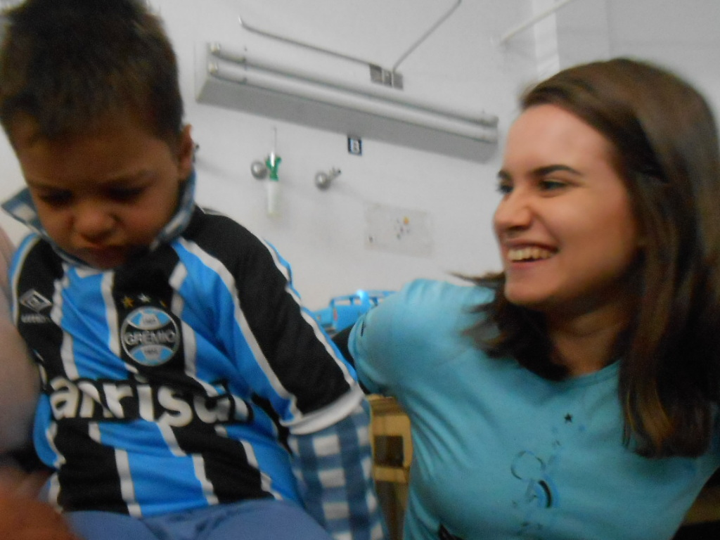 Vitor faz tratamento no Instituto de Cardiologia. O menino de Bagé queria muito ganhar sua camiseta oficial do Grêmio. E com a colaboração da voluntária Júlia Oldra entregamos para o menino o manto tricolor. Agora é esperar por mais uma vitória do Grêmio na Arena.