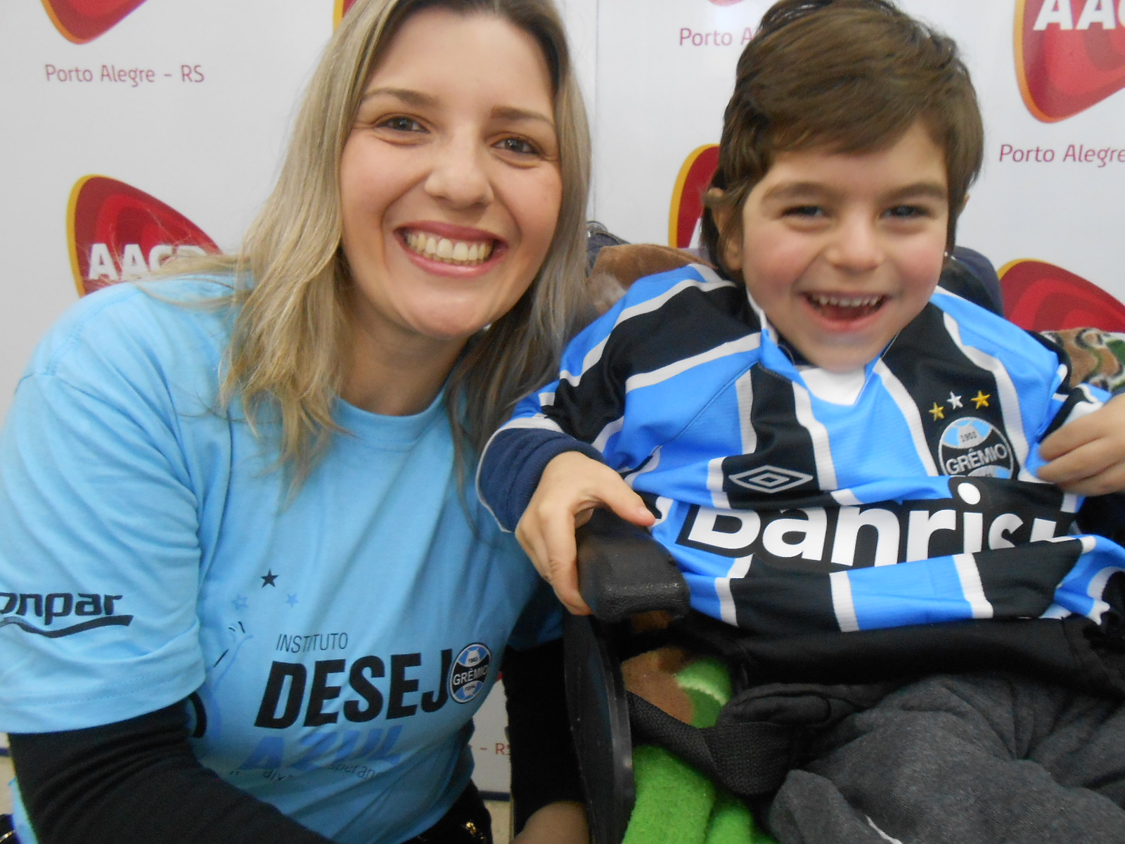 É bom ser gremista não é mesmo Dyonathan ! O menino irradiava felicidade e alegria ao receber a camiseta do Grêmio da não menos alegre e feliz voluntária Giséle Kumpel que ajudou a proporcionar este bonito momento azul na vida deste menino.