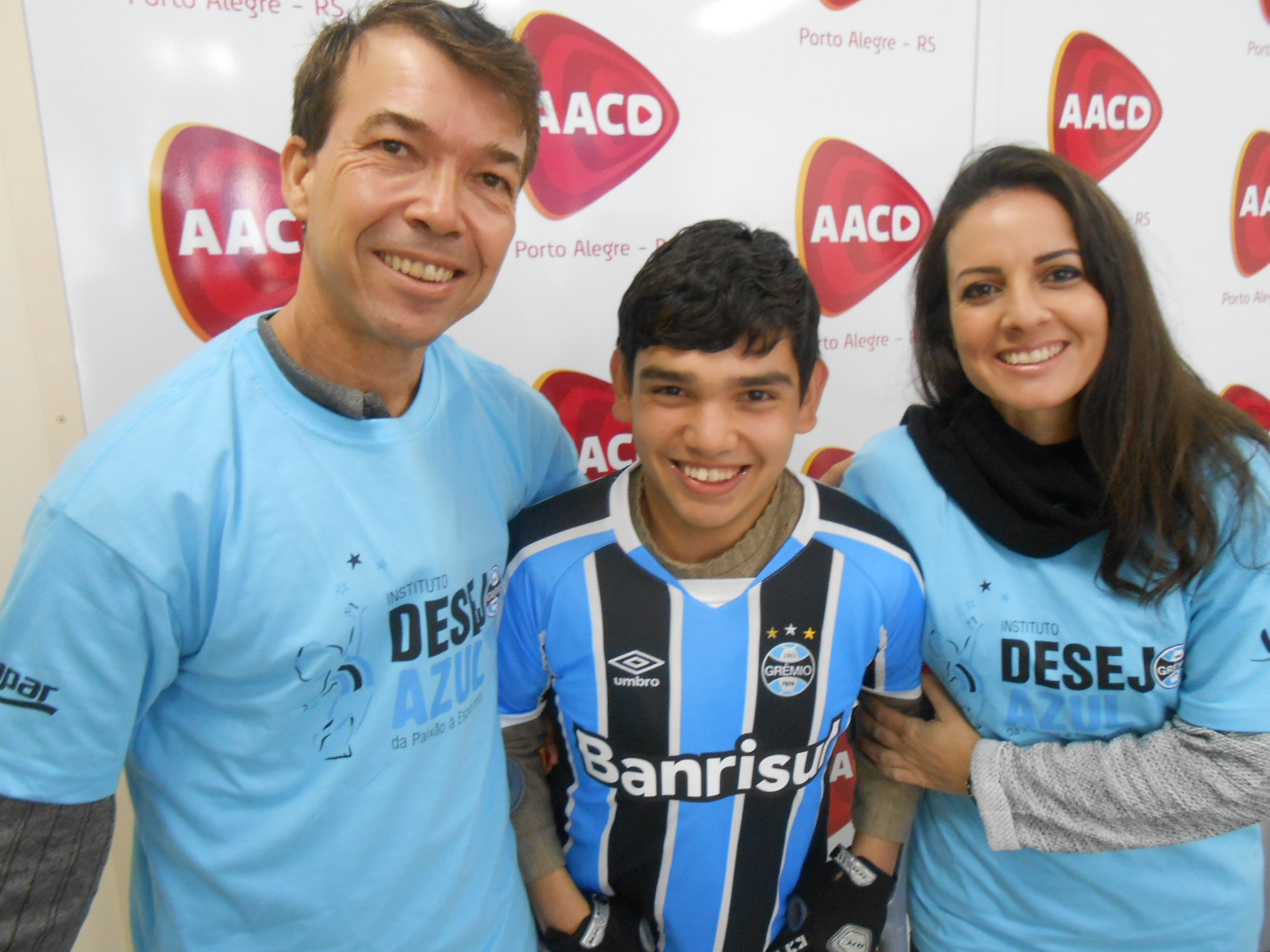 Leandro tem 17 anos e faz tratamento na AACD. É um fanático torcedor do Grêmio. Sabe todas as notícias do Imortal. Leandro ganhou sua camiseta do Grêmio personalizada com seu nome dos voluntários Carlos Ferreira e Cristine Guedes.