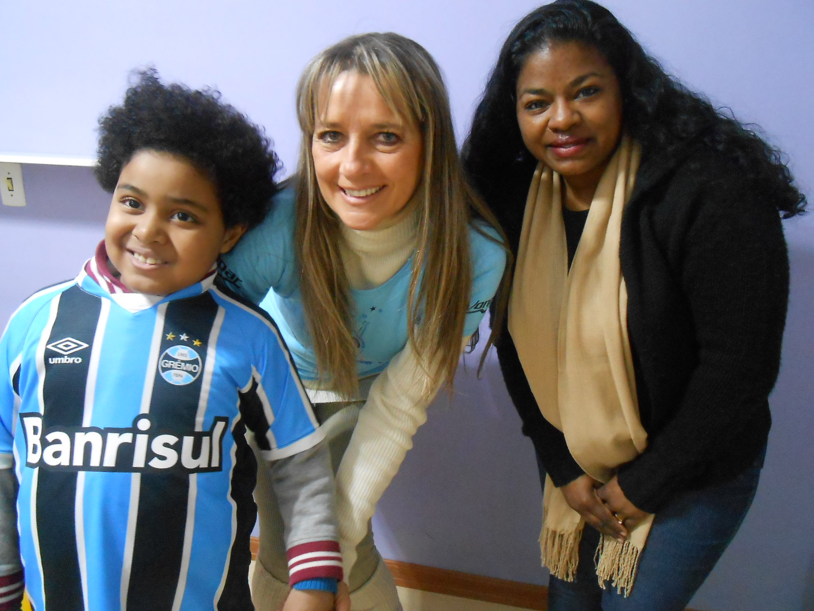 João Pedro faz tratamento na APAE de Canoas. Estava ansioso para chegar sua vez e vestir a sua camiseta nova personalizada com seu nome que ganhou da voluntária Rossana Ruivo.