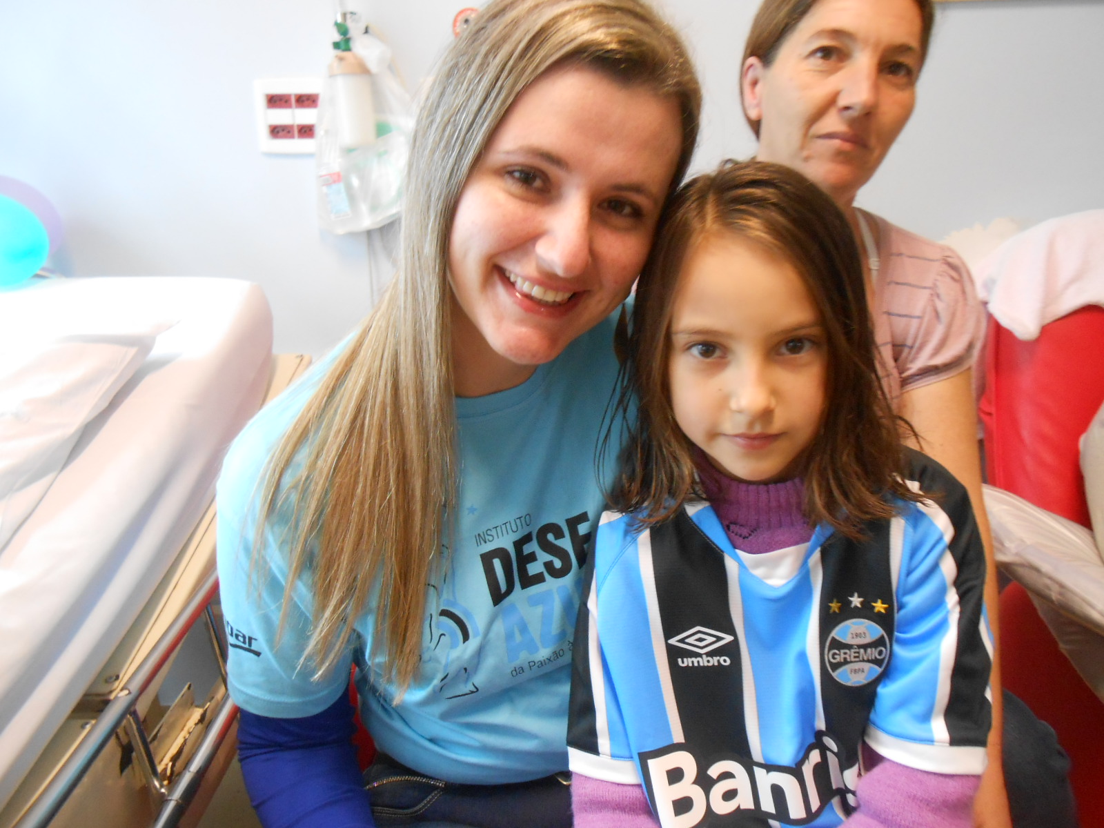 Raiane faz tratamento no Instituto de Cardiologia. Seu coração tricolor logo estará perfeito para enfrentar a vida e acompanhar de perto seu amado Grêmio. Agora uniformizado com a camiseta oficial do Tricolor que ganhou da voluntária Naiane Barufi.