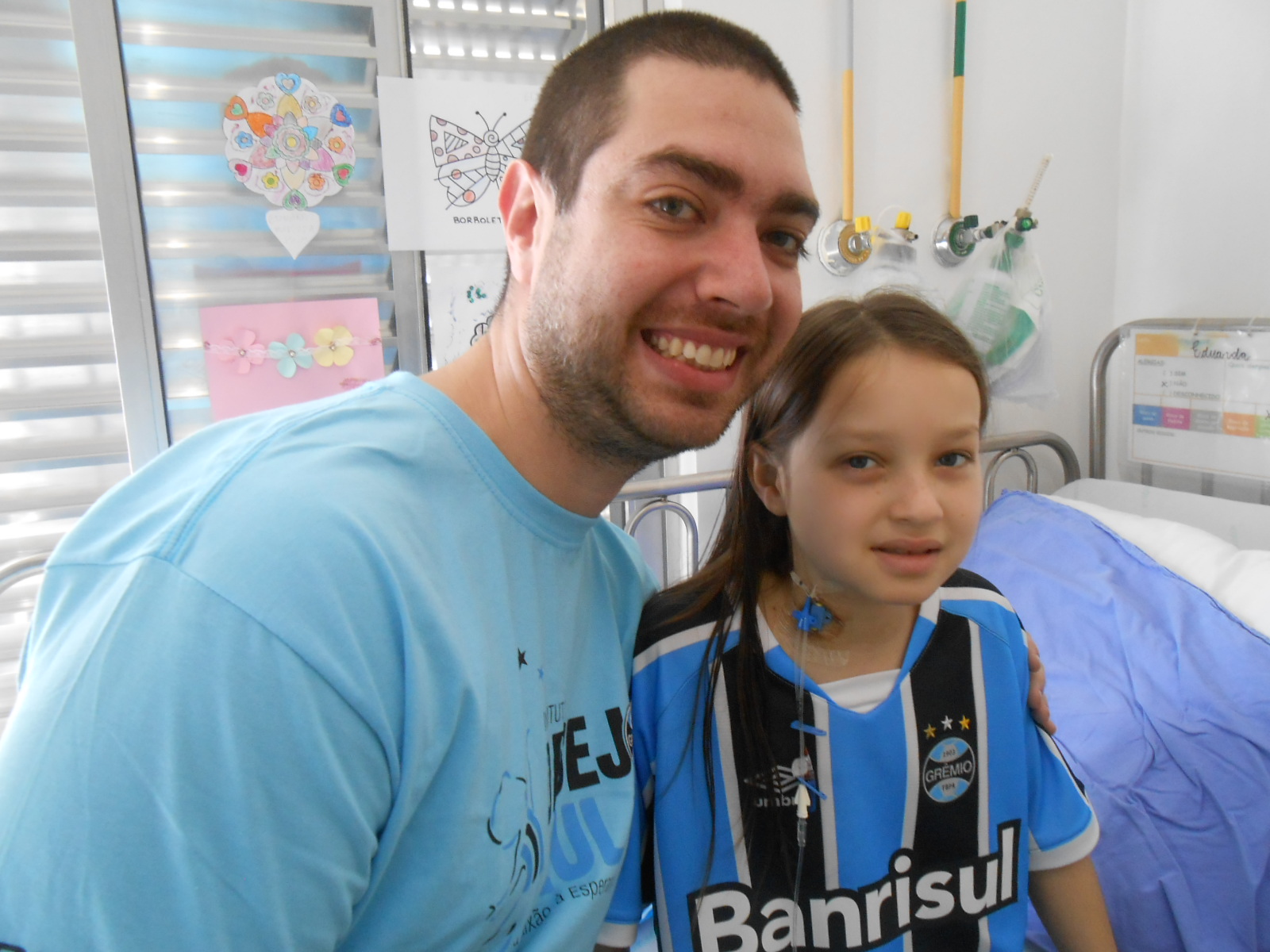 Eduarda, a Duda faz tratamento no Hospital Conceição. Aguardava ansiosa o seu presente azul. Uma camiseta oficial personalizada com seu nome dada pelo voluntário Rafael Gondar. A menina que já estava feliz com a vitória de ontem no clássico ficou mais contente ainda com o seu presentão. Saúde e fé querida Duda!