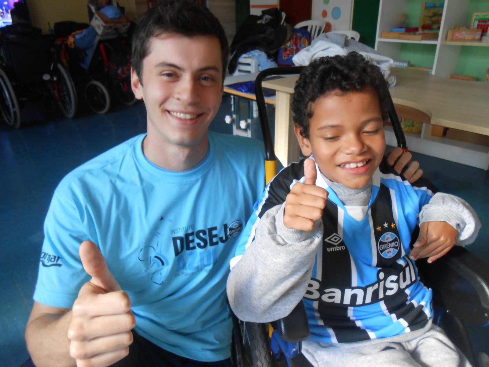 Peterson faz tratamento no Educandário São João Batista. Este gremistão estava ansioso para que chegasse a sua vez e finalmente ganhar a sua camiseta do Grêmio. E com a colaboração do voluntário Rodrigo Bulso Peterson recebeu o tão esperado manto tricolor.