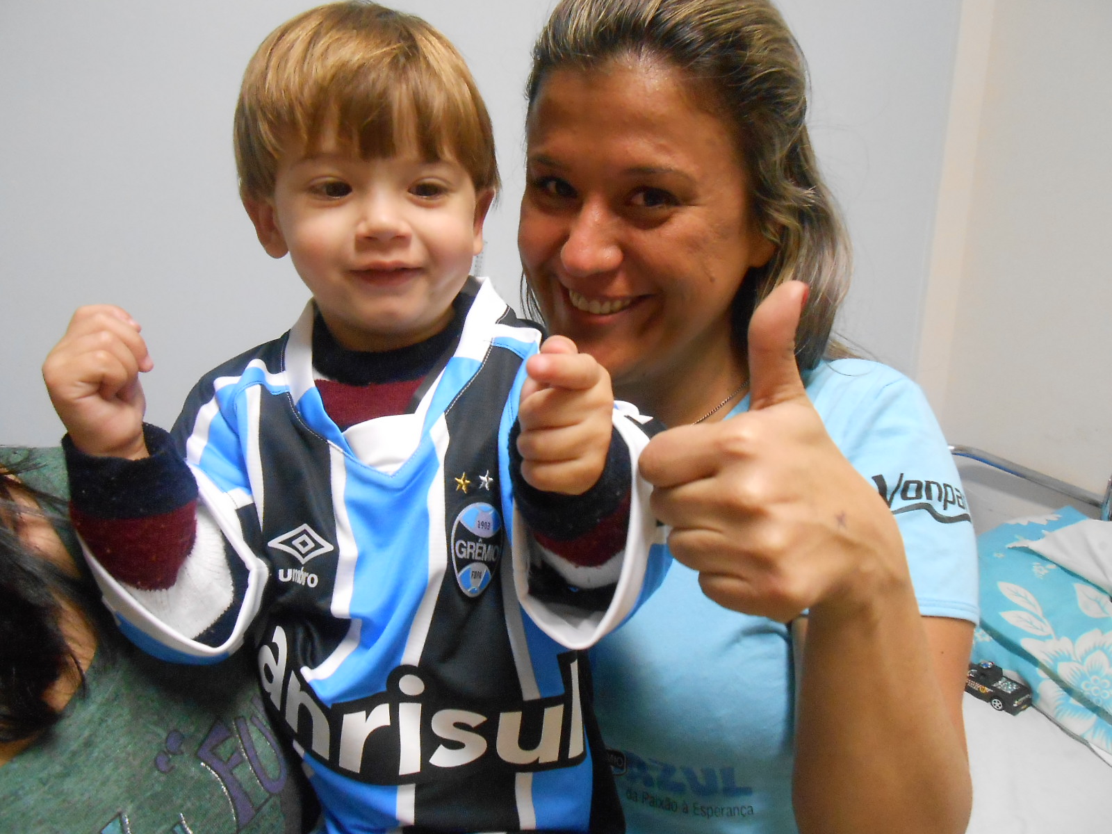 O pequeno Hartur mostra que a paixão pelo tricolor começa desde criança. Hartur adora o Grêmio. Essa graça de menino estava feliz , beijava o escudo e vibrava como se fosse um gol quando ganhou a camiseta oficial personalizada com seu nome da voluntária Lisandra Garcia.