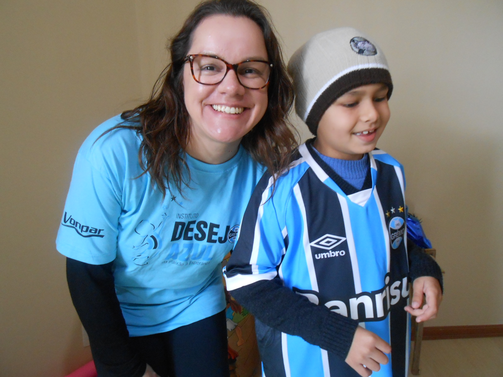 Samuel faz tratamento na APAE de Canoas. É uma gremistão esperto e inteligente como um bom camiseta 10. E sse foi o numero da camiseta do Grêmio que ele ganhou da voluntária Candice Popoviche.