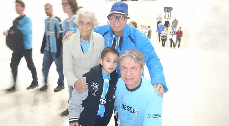 Estevan nunca havia entrado na Arena. Imagina então assistir um jogo do seu amado Grêmio na Arena. E com a colaboração dos voluntários Carlos Alberto Sandoval e sua mãe o menino e seu avô foram ver Grêmio x São Paulo e assistiram a mais uma vitória do Imortal. É um vitorioso esse menino !