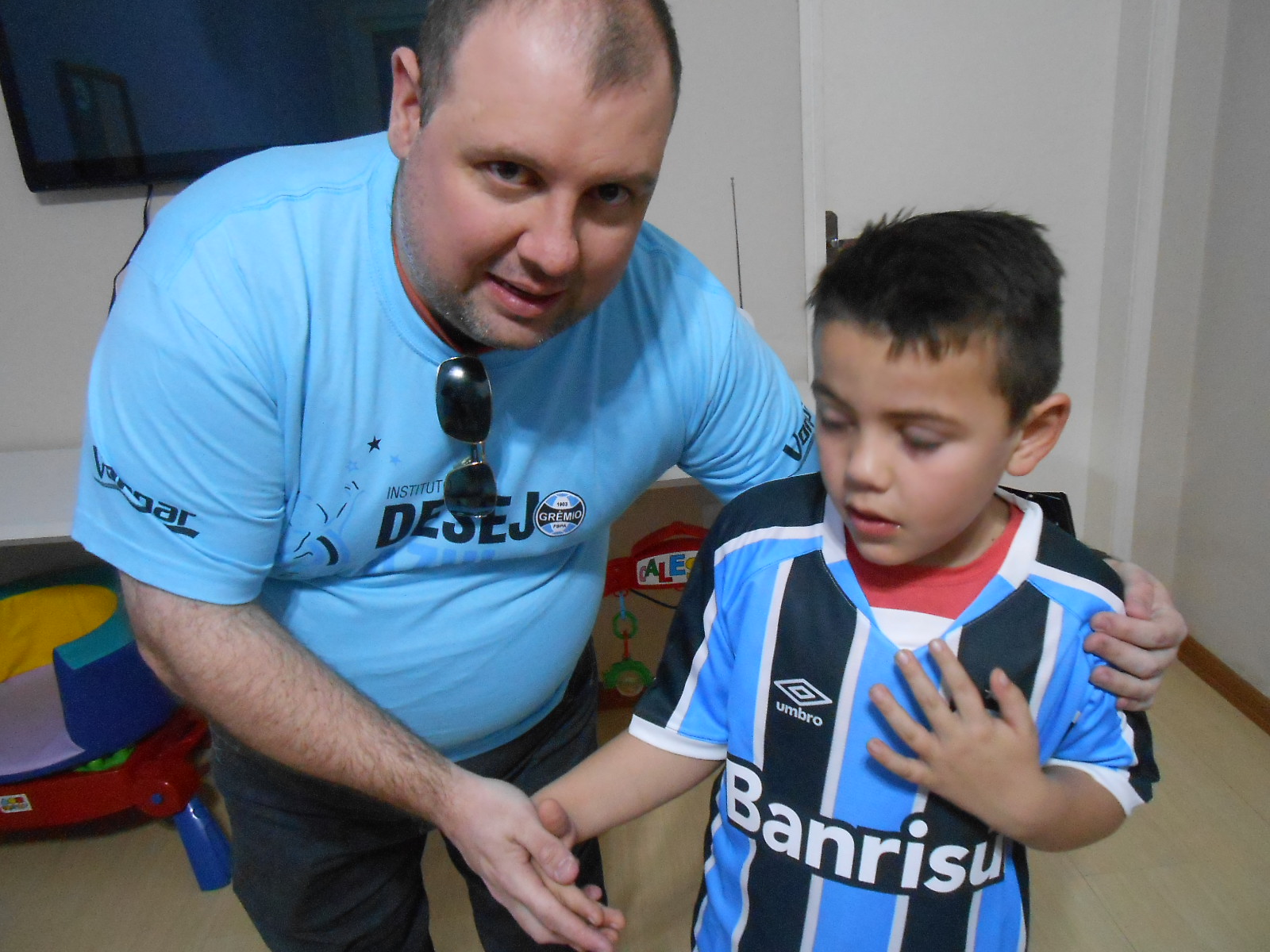 Luis Miguel faz tratamento na APAE de Canoas. Seu desejo era ganhar uma camiseta oficial personalizada com seu nome. E com a colaboração do voluntário Leonardo von Ameln o menino com muita alegria ganhou este presentão azul .