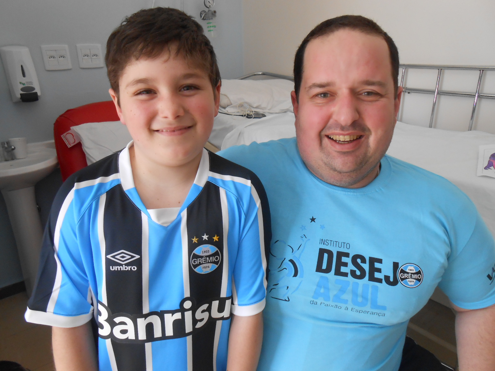 Cassiano faz tratamento no Instituto de Cardiologia. Seu desejo era ganhar uma camiseta oficial do Grêmio personalizada com seu nome. E com a colaboração do voluntária Fabrício Duarte o desejo foi atendido. Estamos contigo Cassiano!