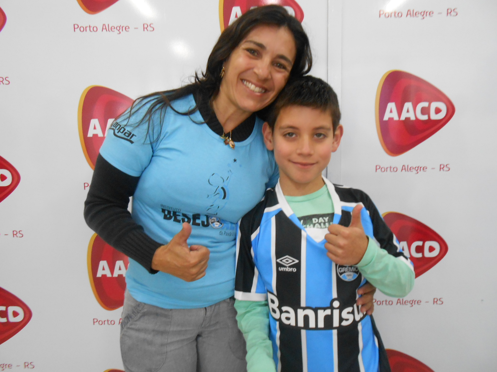 Hoje o Gustavo estava muito orgulhoso e feliz. Não era para menos afinal o menino que faz tratamento na AACD ganhou da voluntária Tatiana Tati Leal Leal a sua camiseta oficial do Grêmio personalizada com seu nome . Dá-lhe GUSTAVO, Dá-lhe Grêmio!