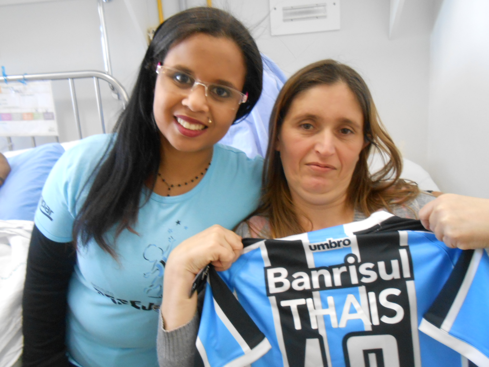 Thais está fazendo tratamento na Hospital Conceição. Para dar mais força e incentivo levamos até a menina uma camiseta do Grêmio personalizada com seu nome que foi recebida por sua mãe. Participação da voluntária Renatta Dorneles.