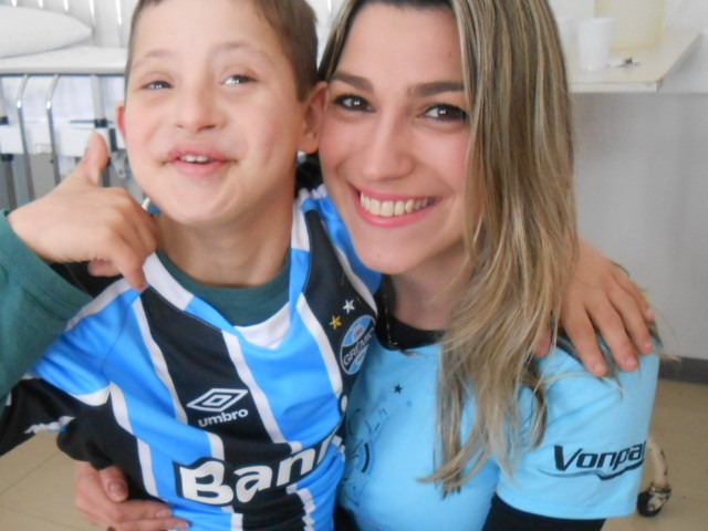 Jean faz tratamento no Instituto de Cardiologia. O menino de Panambi é um queridão, uma simpatia. Um gremistão de muita raça que vai vencer essa batalha com a garra dos tricolores. Jean ganhou sua camiseta do Grêmio personalizada com seu nome da voluntária Amanda Maia.