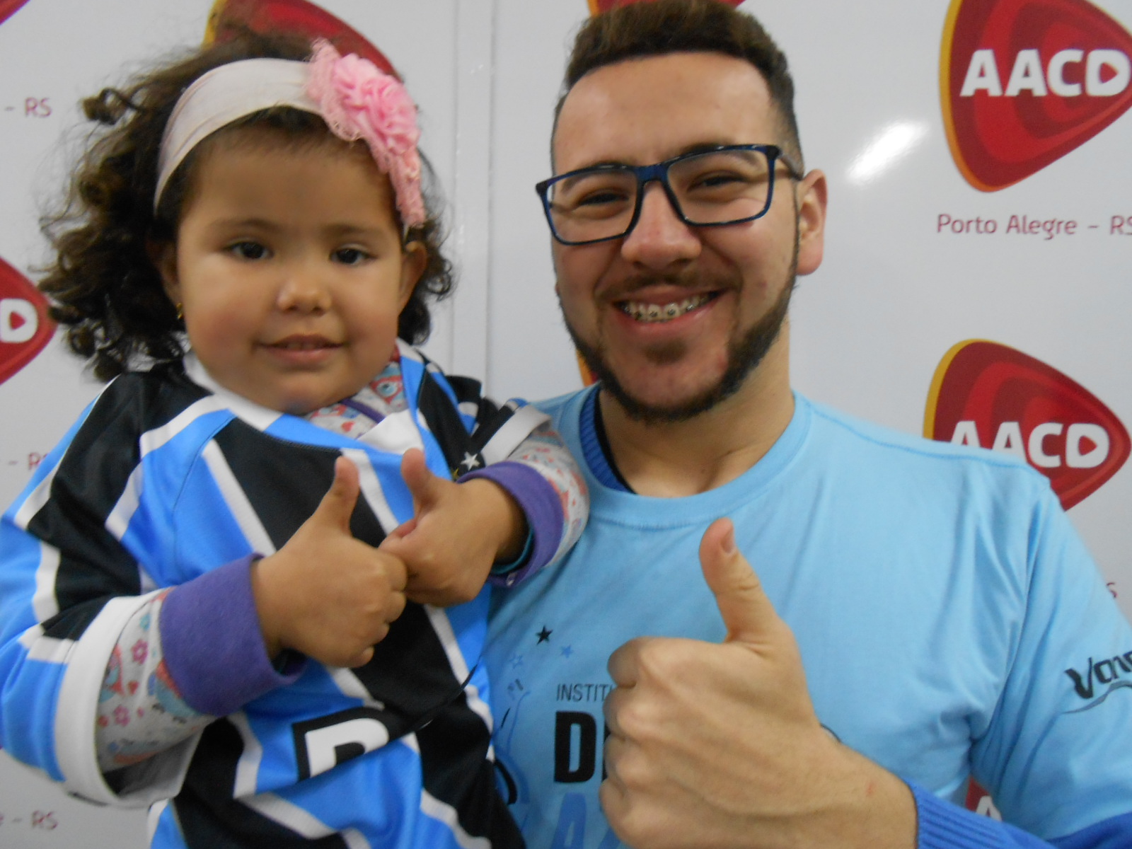 Isabella tem trêss aninho e faz tratamento na AACD. Ela além de ser gremista, é linda, querida e simpática. Encantou a todos que participaram da ação, principalamente o voluntário Leonardo Rodrigues que en encarregou de levar a camiseta do Grêmio para a menina.