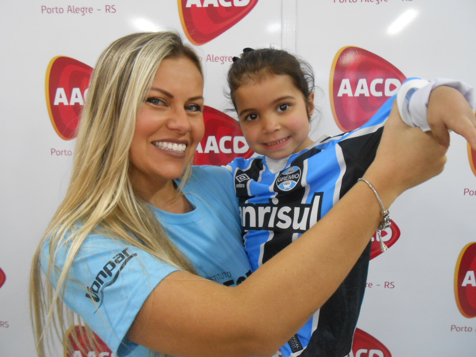 Millena tem três aninhos. É uma linda gremista. Uma simpatia uma gracinha de gremista. Millena queria sua camiseta do Grêmio personalizada que foi possível graças a voluntária Rafaela Fernandes.
