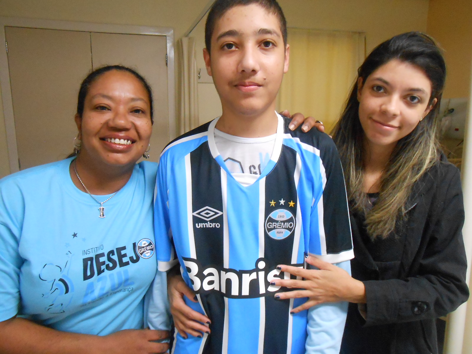 Lucas tem 17 anos está fazendo tratamento no Hospital de Clínicas. É um guerreiro gremista que como bom lutador vai ganhar essa batalha. Lucas pediu e ganhou com a coloboração da voluntária Cristina Pereira uma camiseta oficial do Grêmio personalizada com seu nome. Força Lucas !